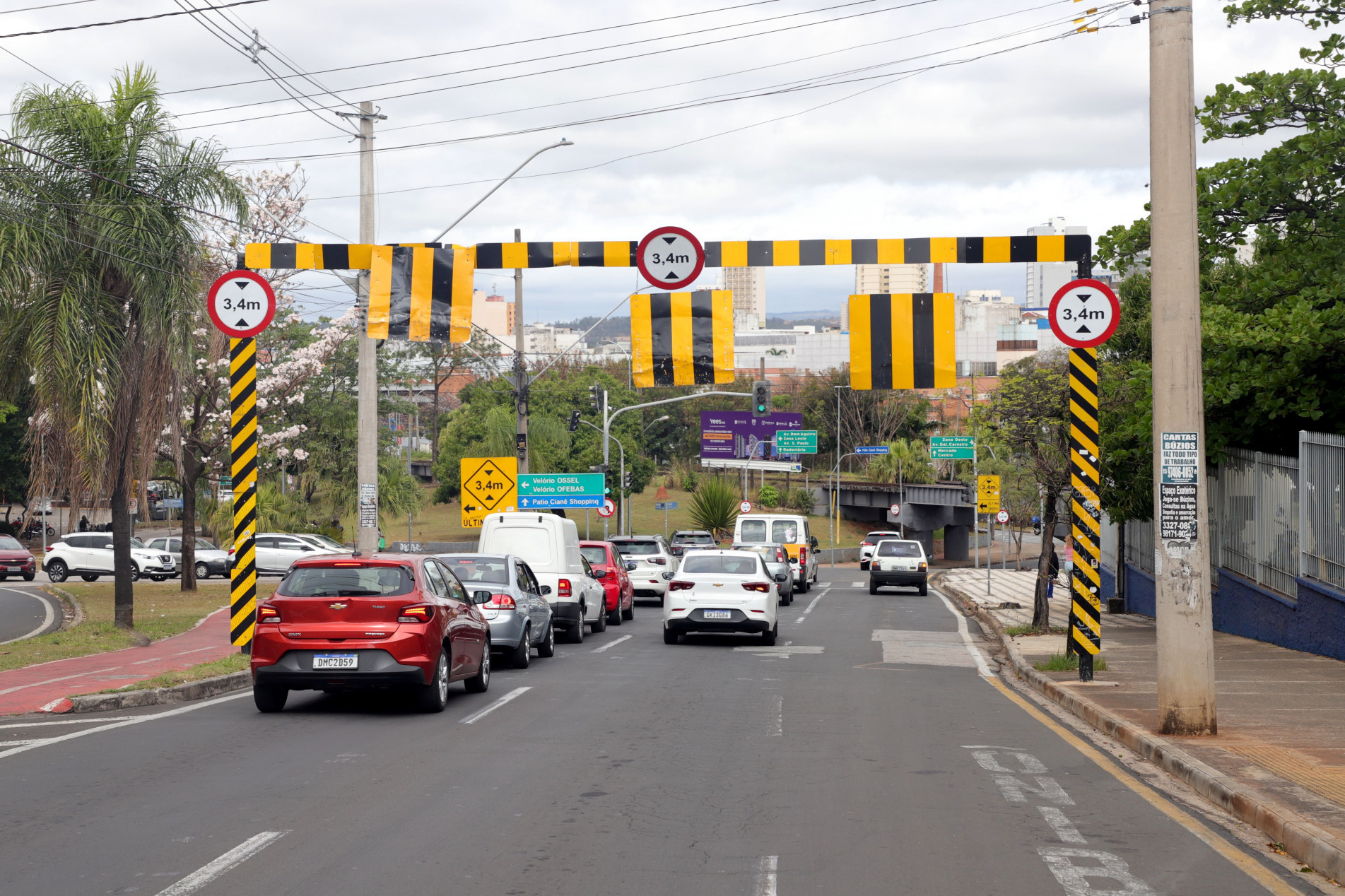 De acordo com o CTB, dirigir em locais proibidos pela altura é infração grave, com multa de R$ 195,23 e 5 pontos na CNH