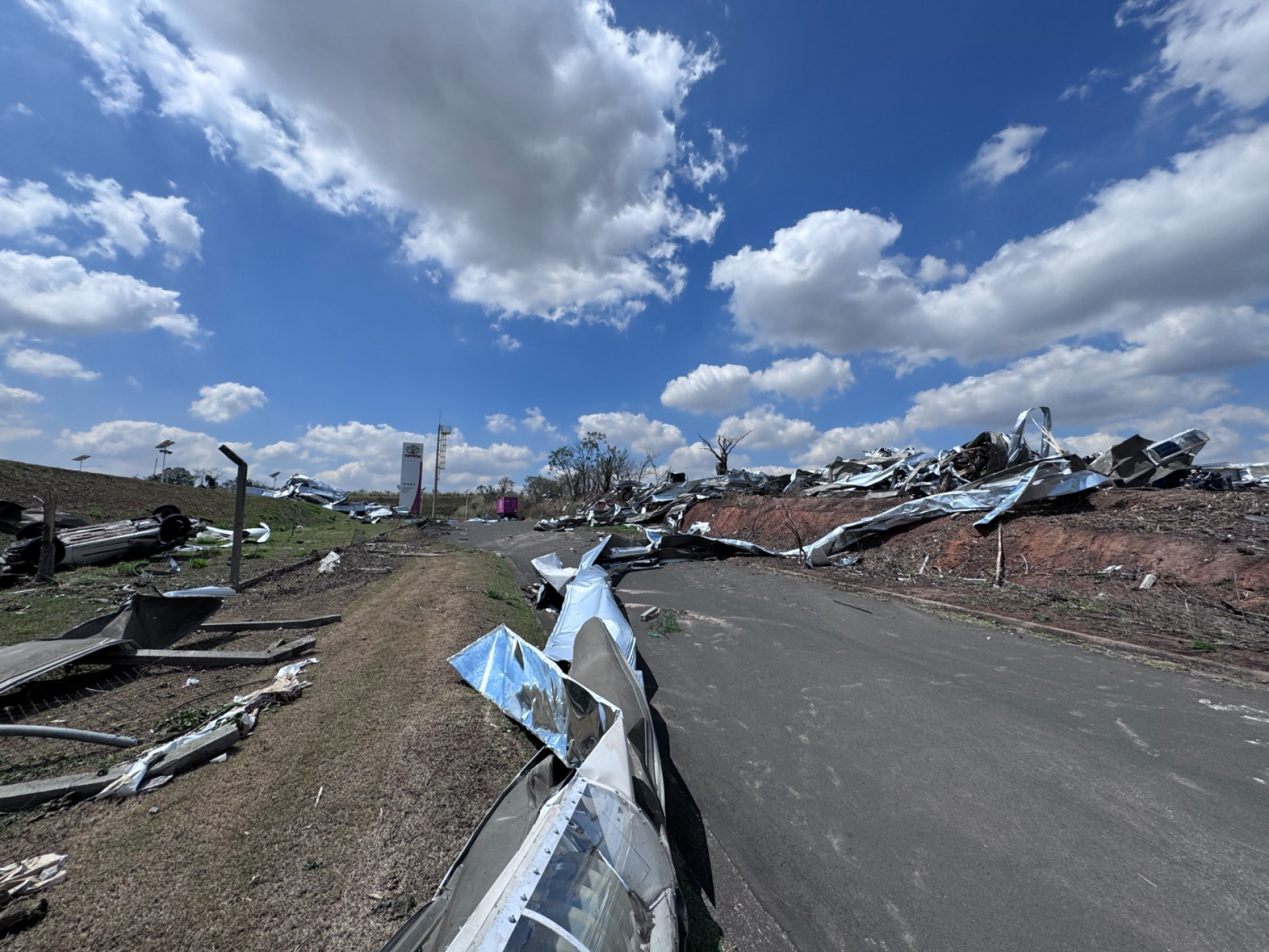 O caso de maior impacto ocorreu na fábrica da Toyota, localizada na cidade. Grande parte de suas estruturas foram danificadas pelas rajadas de vento