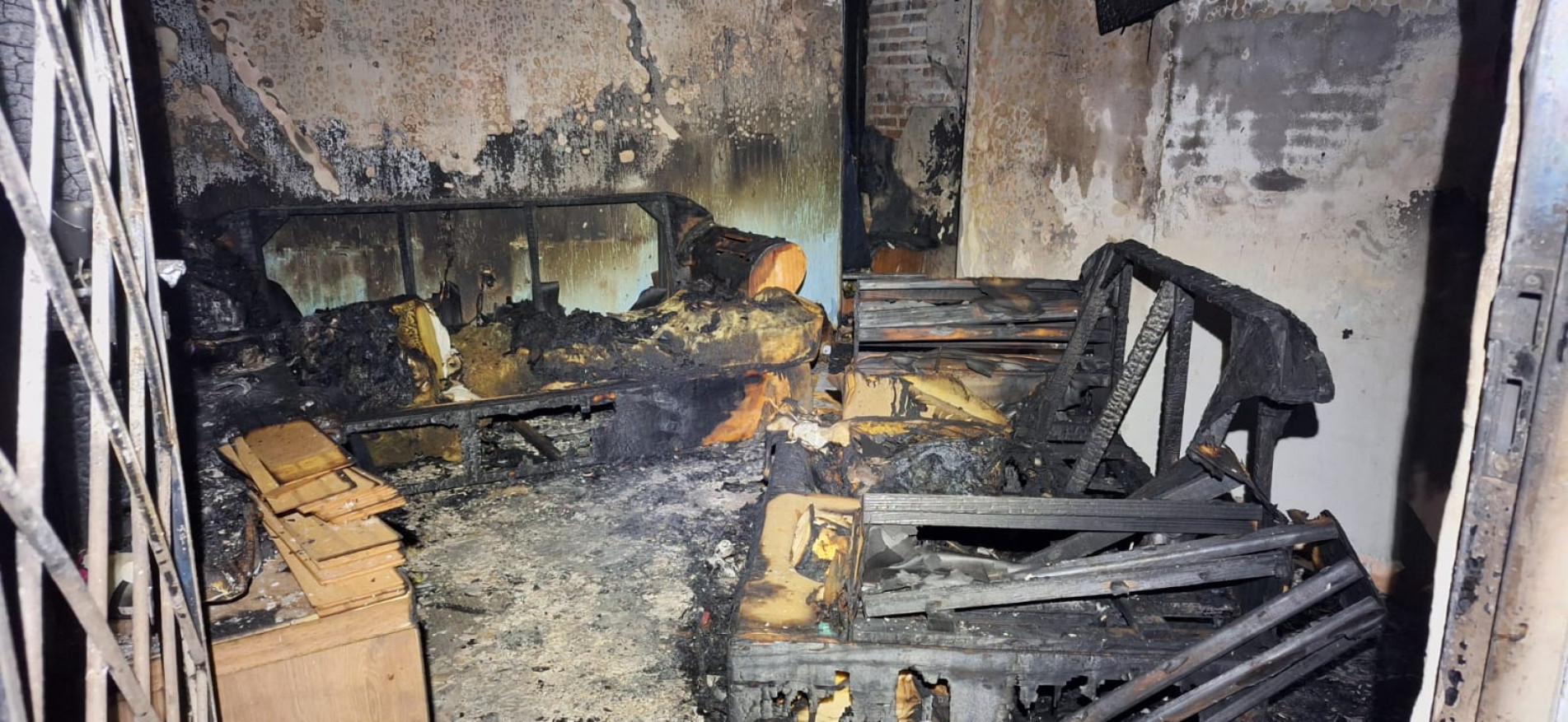 O fogo começou no quarto, mas os outros cômodos foram atingidos rapidamente