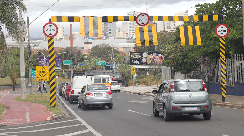 Limitadores metálicos alertam condutores de caminhão sobre a altura máxima permitida em Sorocaba