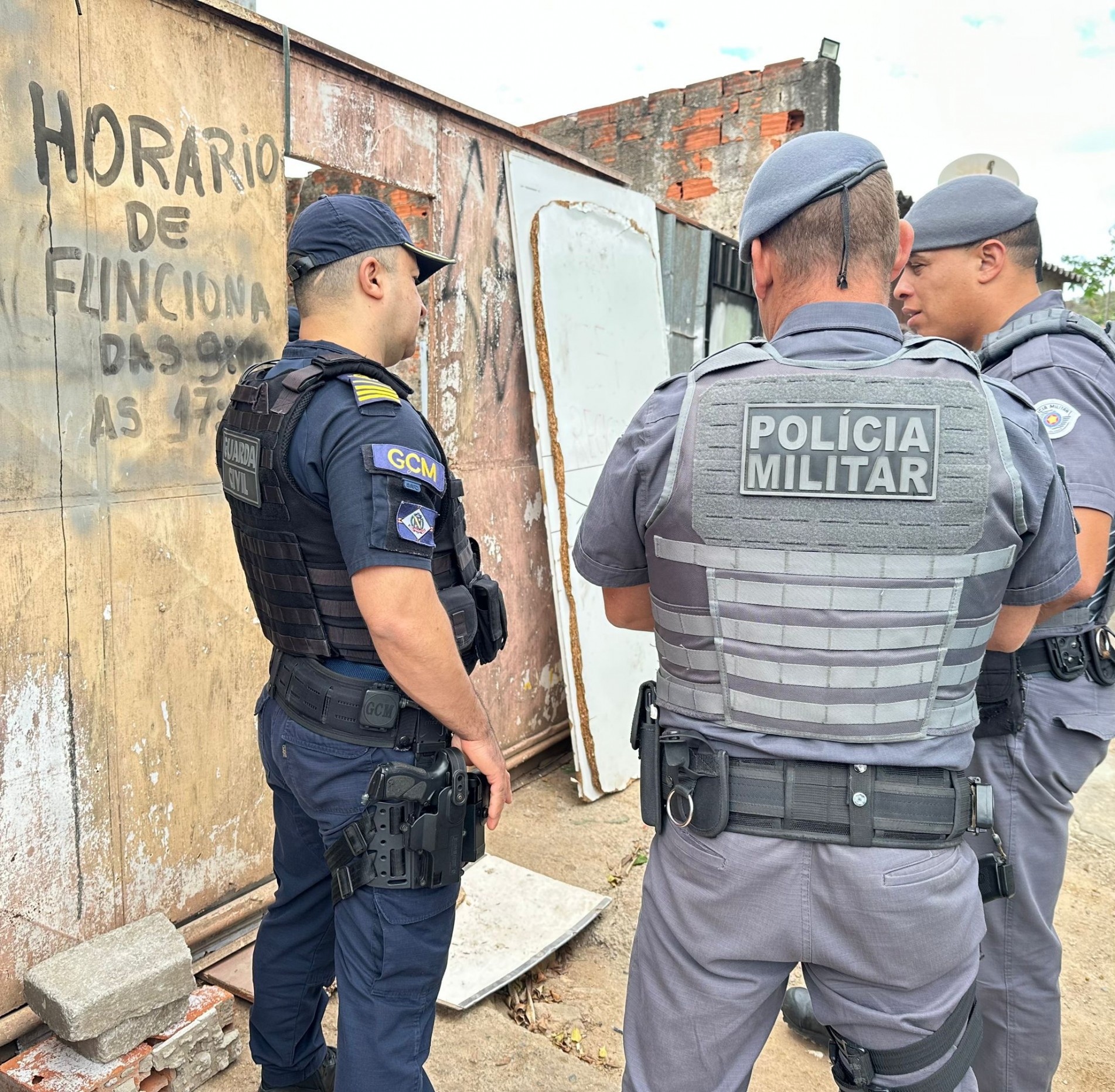  Foram apreendidas diversas placas de veículos e dois motores automotivos