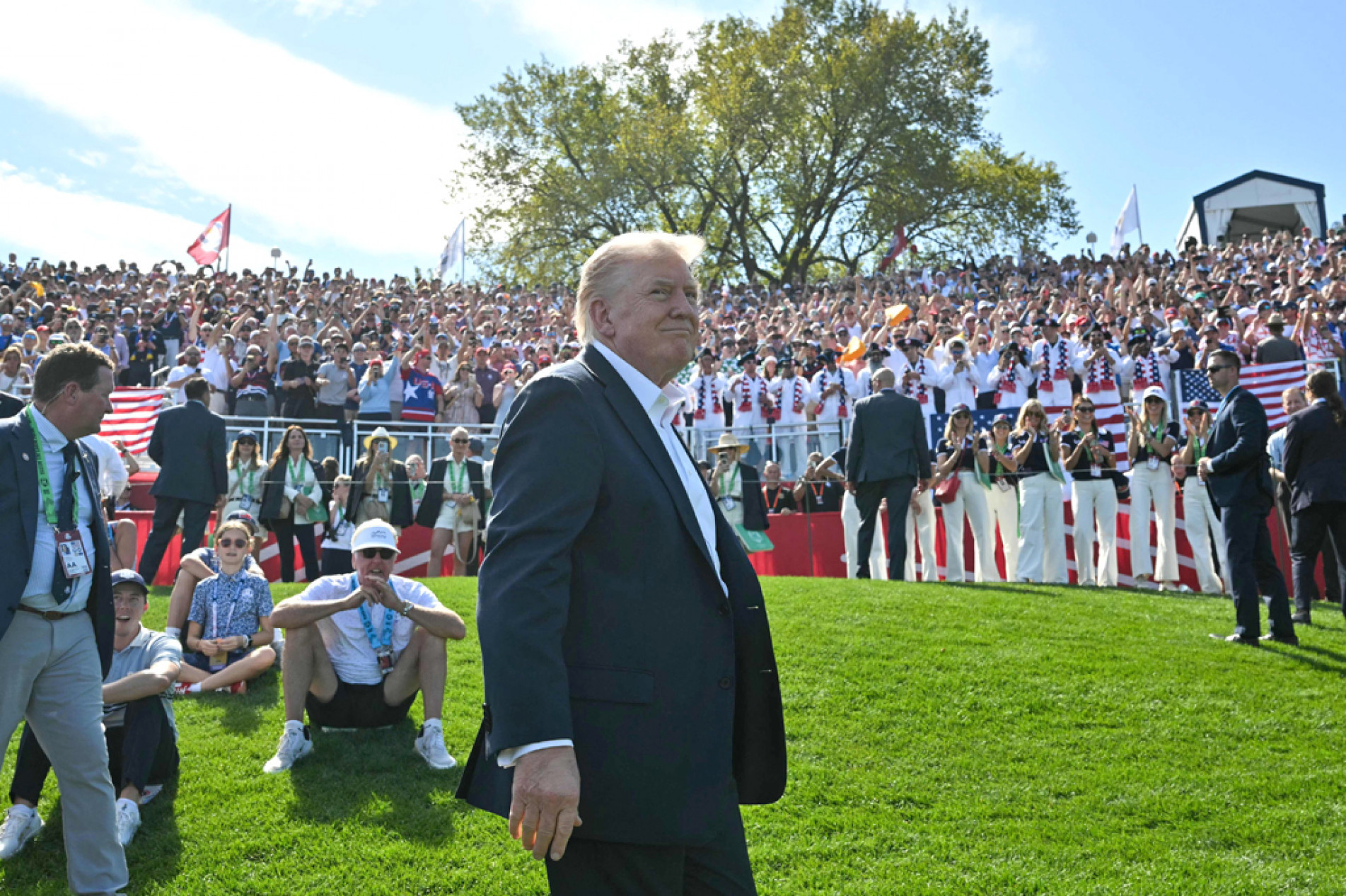 Donald Trump participou na sexta-feira de evento de golfe, em Nova York 
