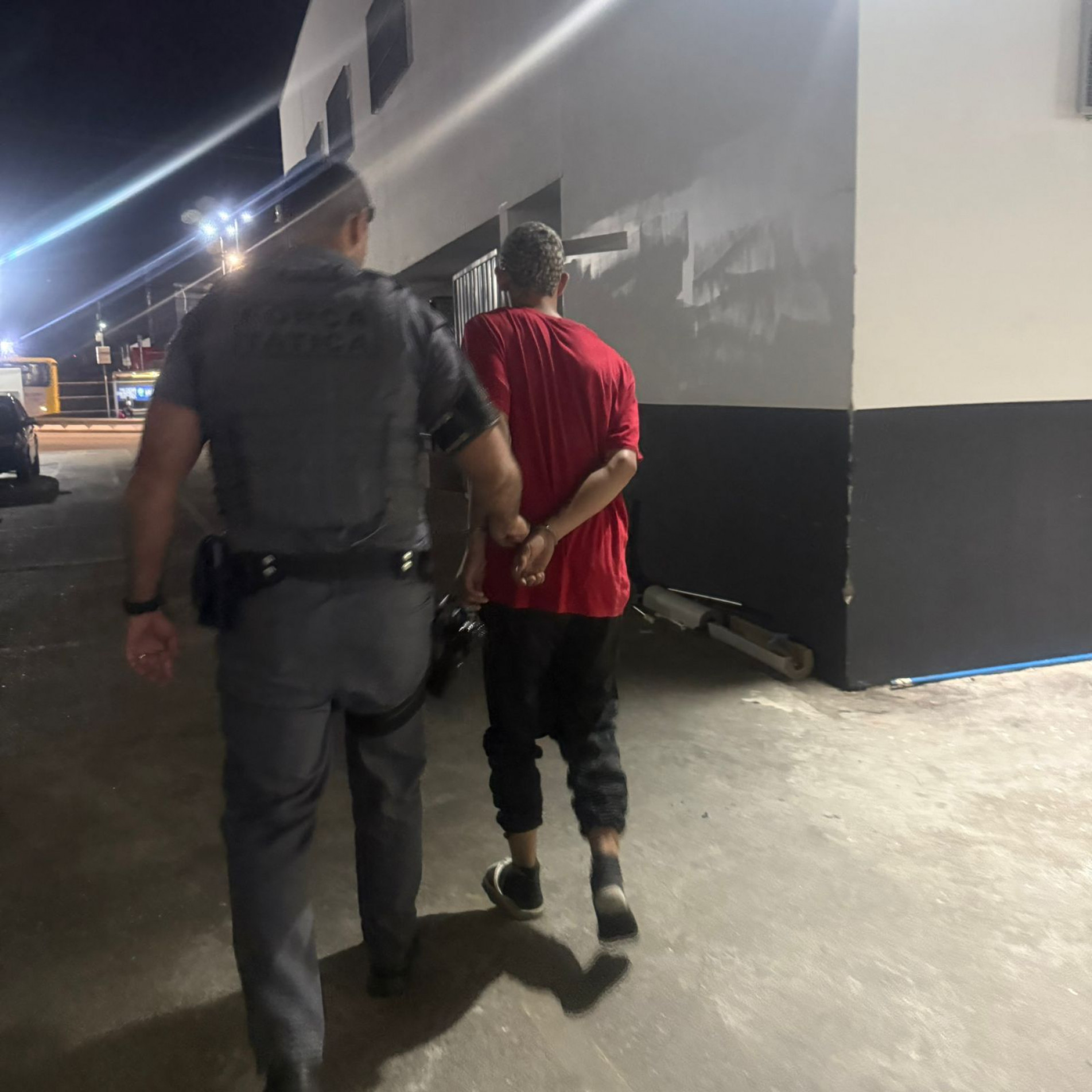  Os policiais abordaram o menor de idade, que não soube explicar de onde veio a moto