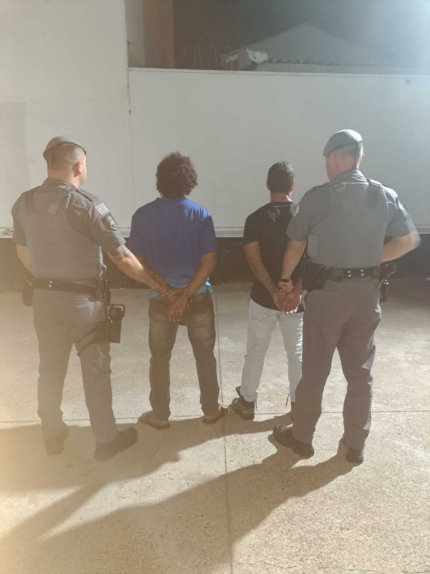 Ambos foram conduzidos ao Plantão Policial