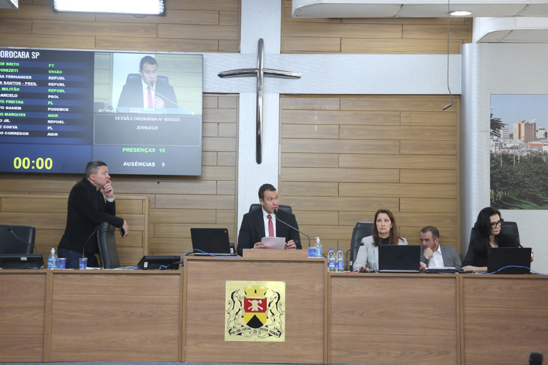 Caio Oliveira (ao centro) é o autor do projeto Selo Empresa Amiga da Pessoa Idosa
