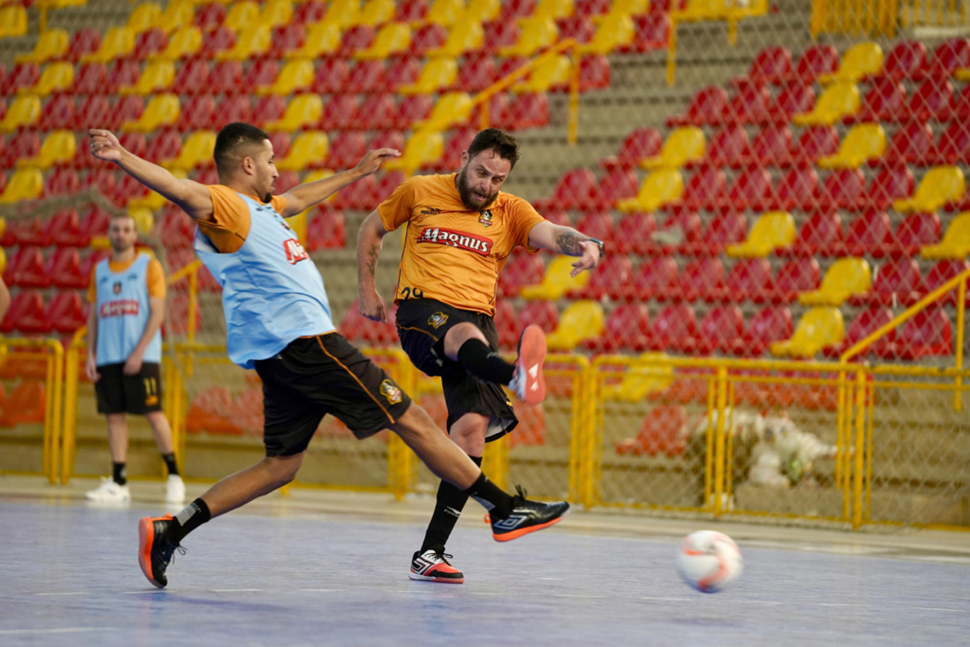 Rodrigo Capita disputa a bola em treino realizado na Arena Sorocaba: vão começar os playoffs do principal torneio da modalidade no País 
