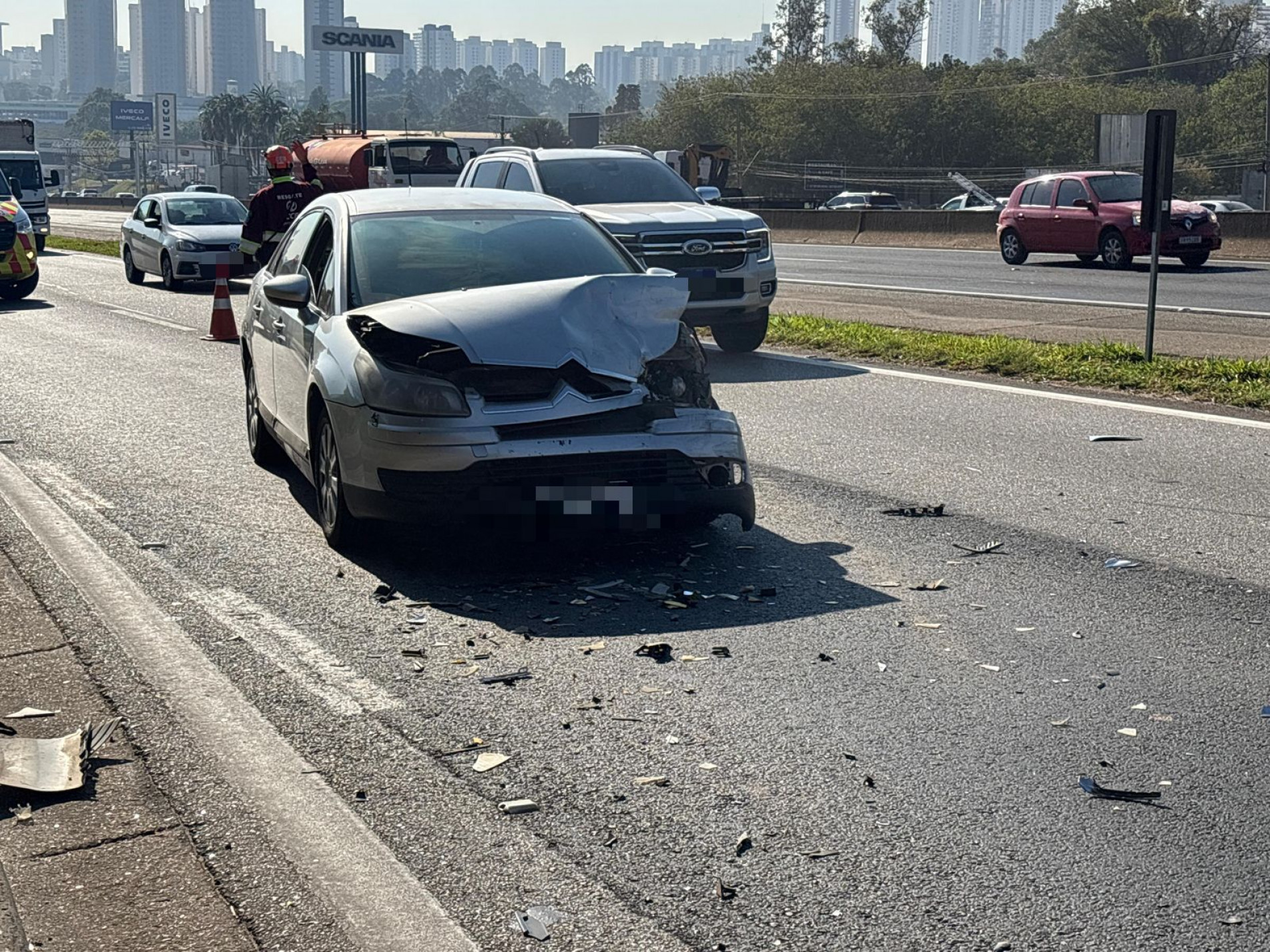Para a remoção dos automóveis envolvidos no acidente e atuação da concessionária, a segunda faixa precisou ser interditada às 8h, sendo liberada por volta das 8h30