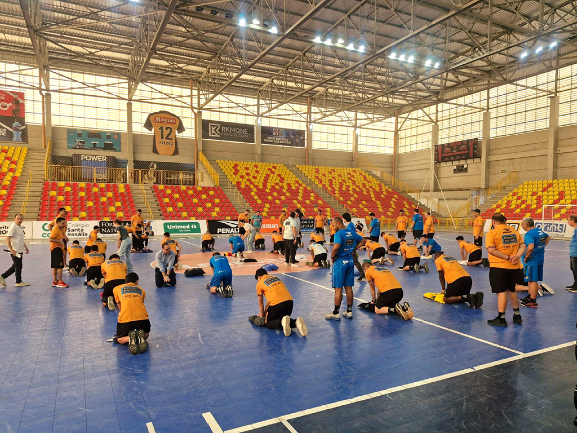 Jogadores, comissão técnica e funcionários participaram de aula sobre como agir em casos de emergência
