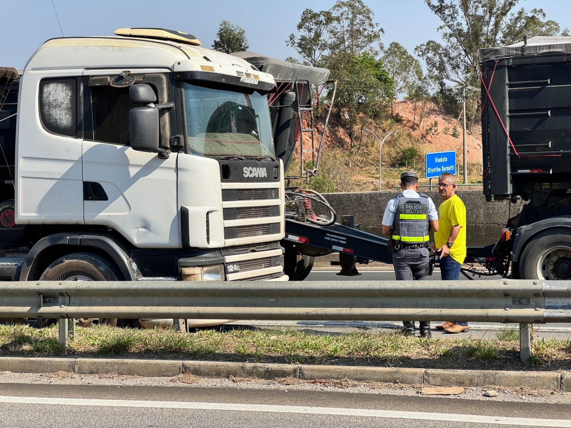 Uma carreta e um veículo colidiram na manhã desta quarta-feira (01), por volta das 7h37, na rodovia Raposo Tavares (SP-270), altura do quilômetro 98, trecho de Sorocaba