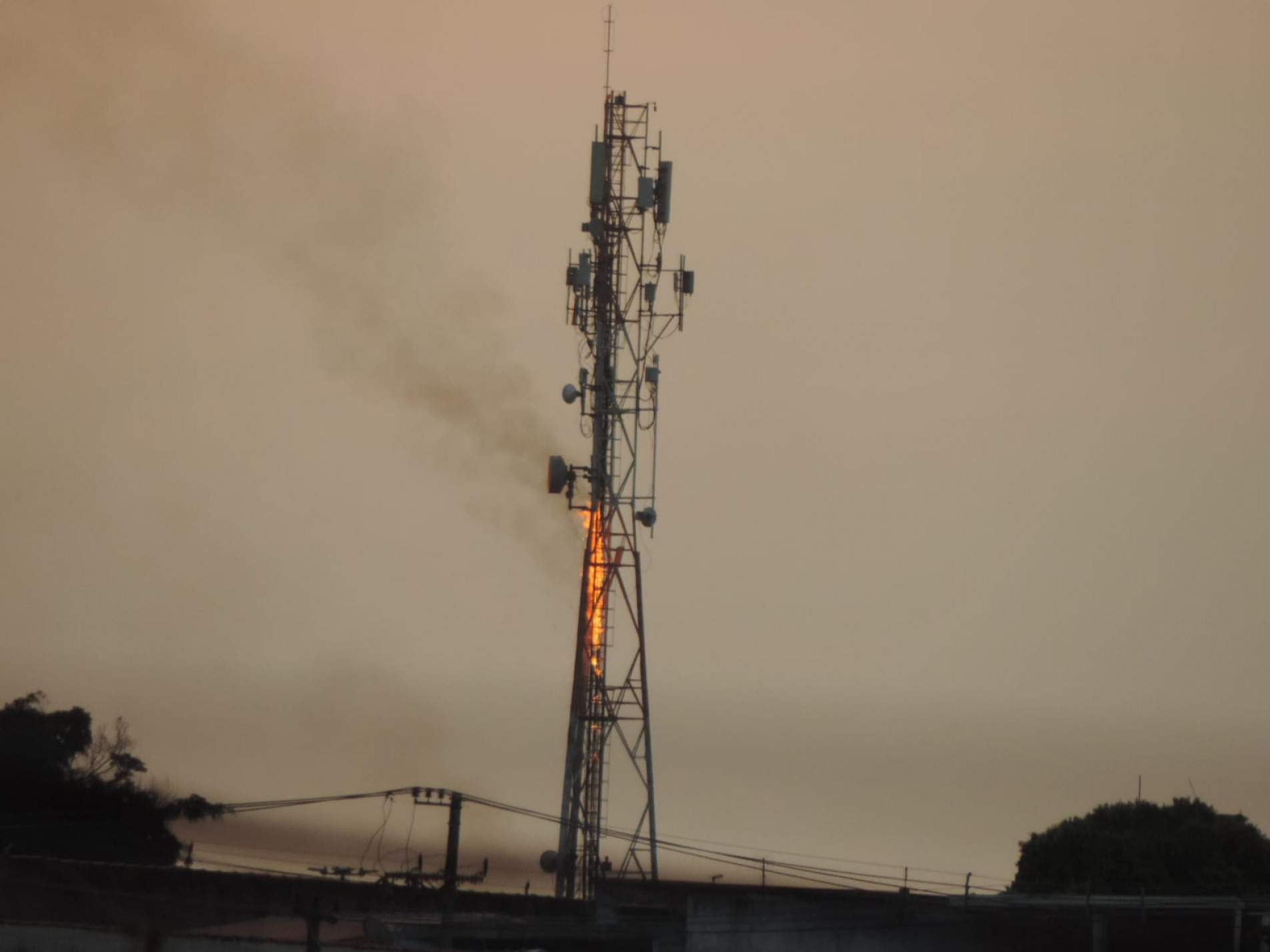 Equipes do Corpo de Bombeiros foram acionadas, realizaram o desligamento da energia e controlaram as chamas até a chegada dos técnicos da operadora