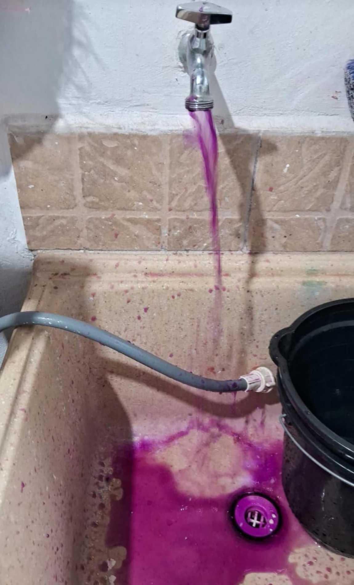 Moradores das regiões dos bairros São Luiz e Parque América receberam água com coloração rosa