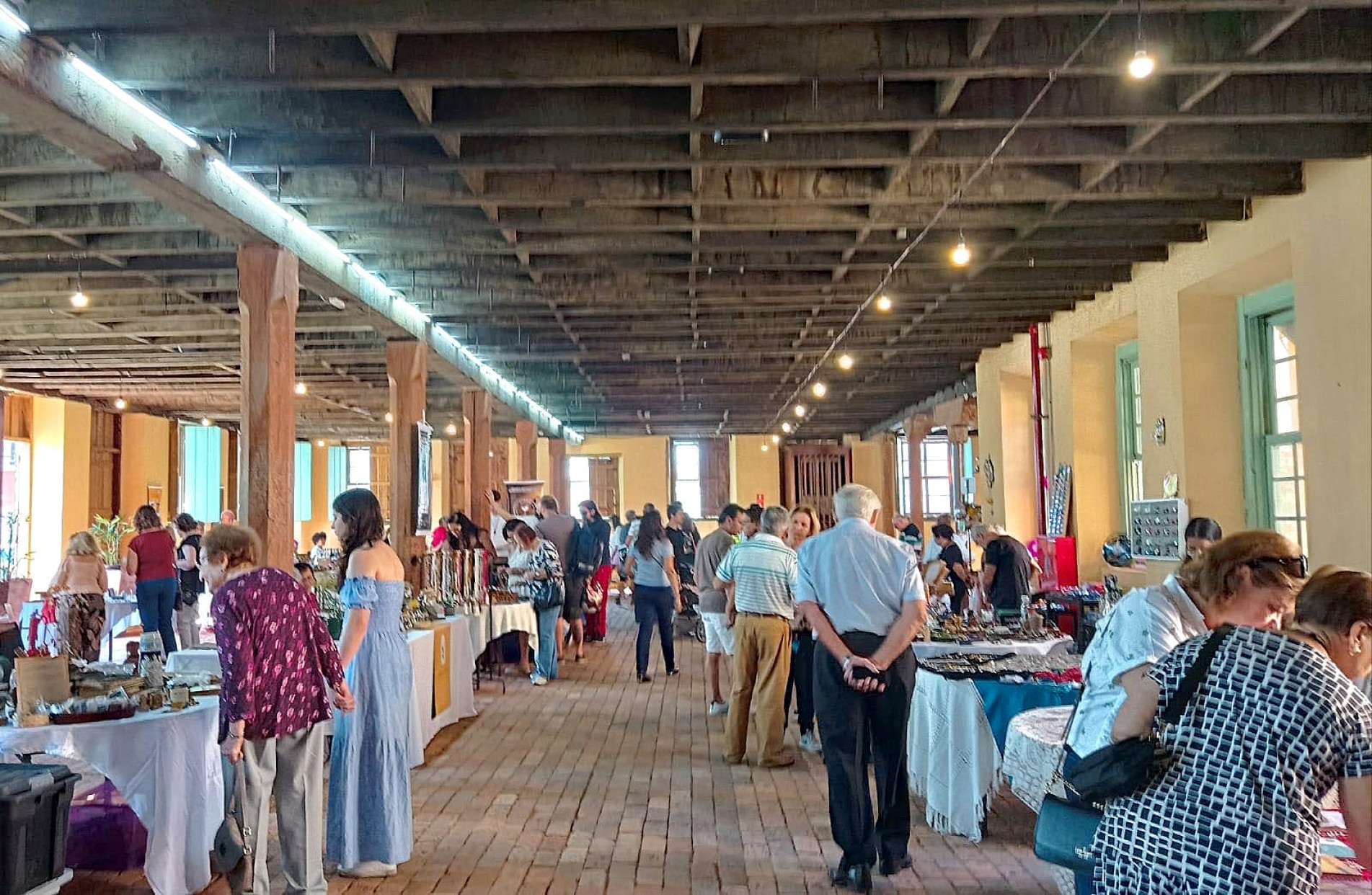 Há na Feira antiguidades e objetos de decoração
