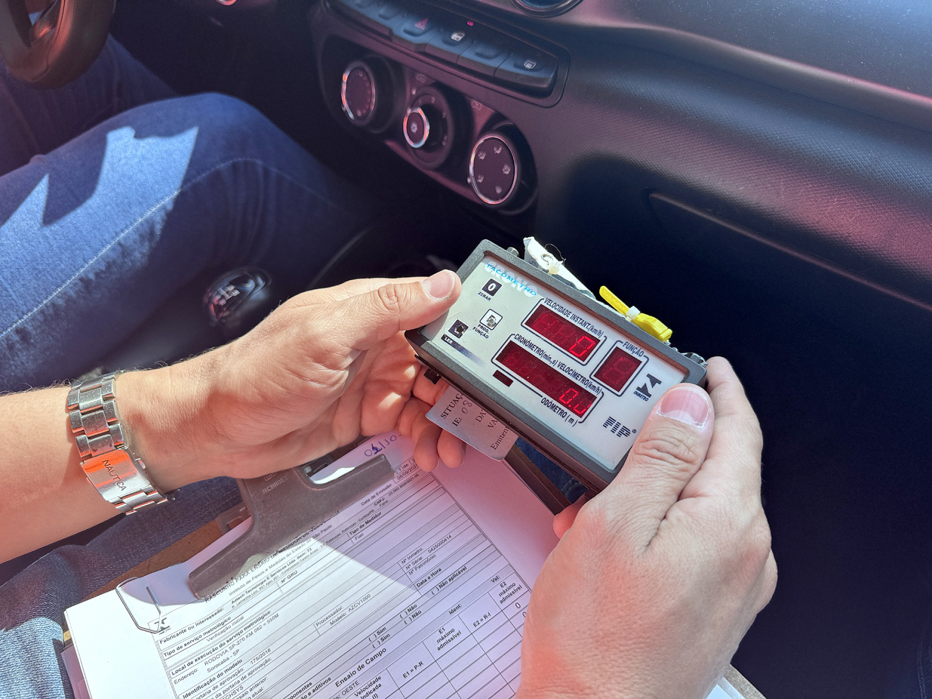 Durante a verificação, o Ipem utiliza uma viatura equipada com um instrumento chamado cronotacômetro, um padrão de velocidade calibrado que serve de referência