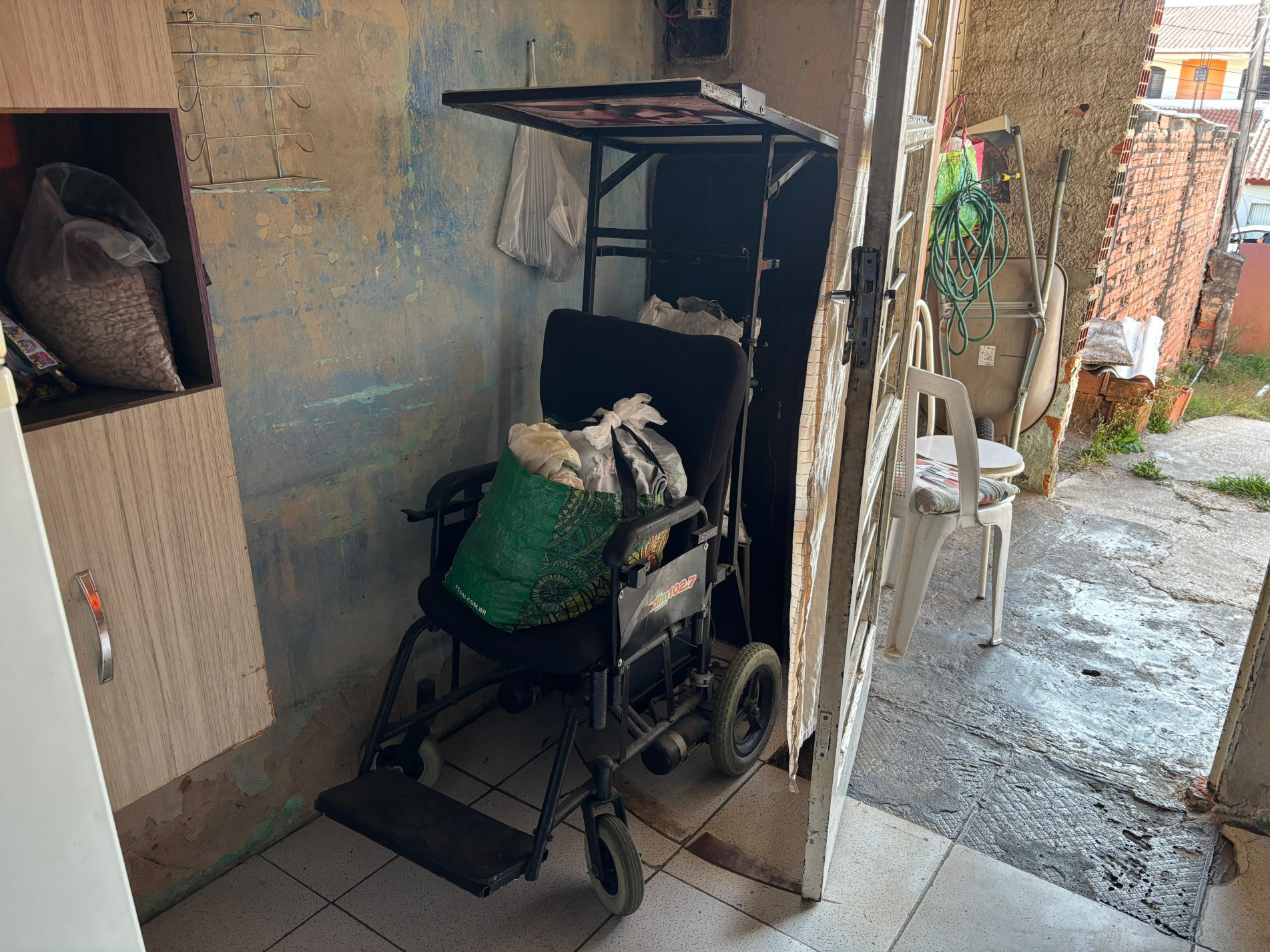 O pedido de Maria é para reforma ou substituição da cadeira do filho mais velho, que está quebrada