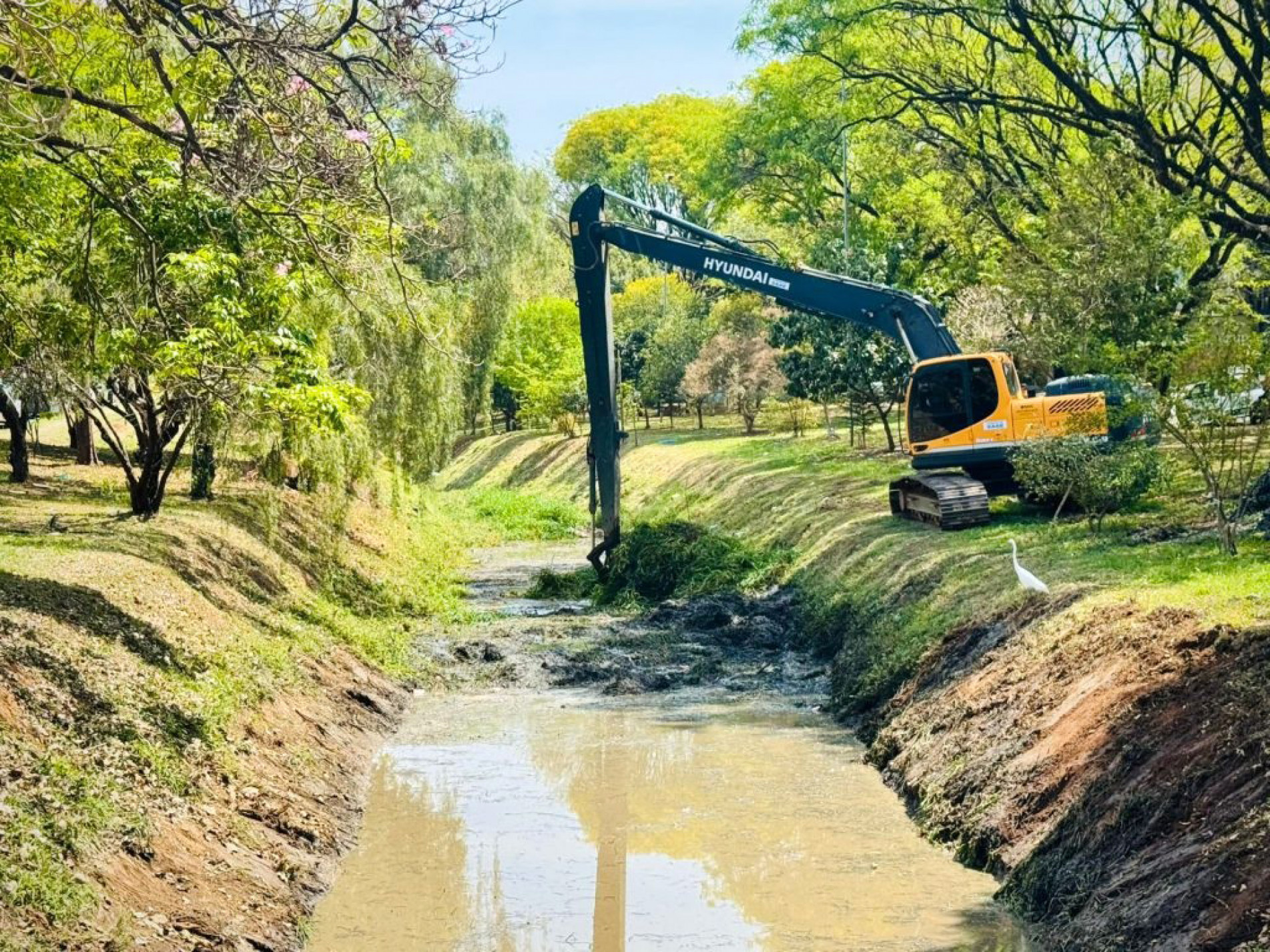 Canal começa nas ruas Capitão Grandino e Fernanda Albertini Evaso e deságua no rio Sorocaba
