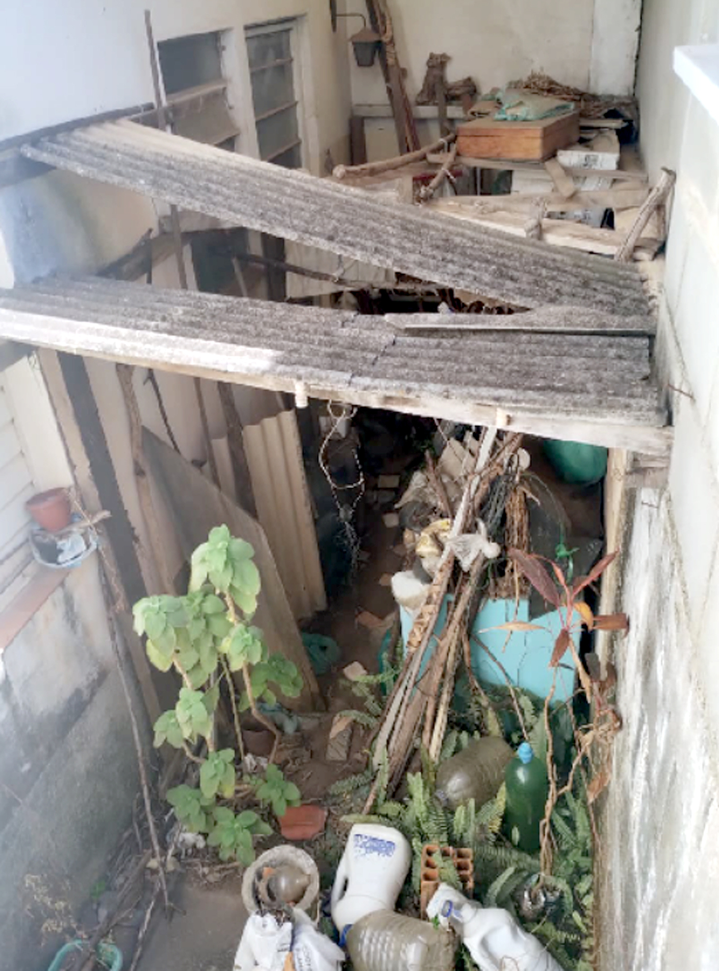 Corredor lateral tem 
lixo e restos de materiais 
