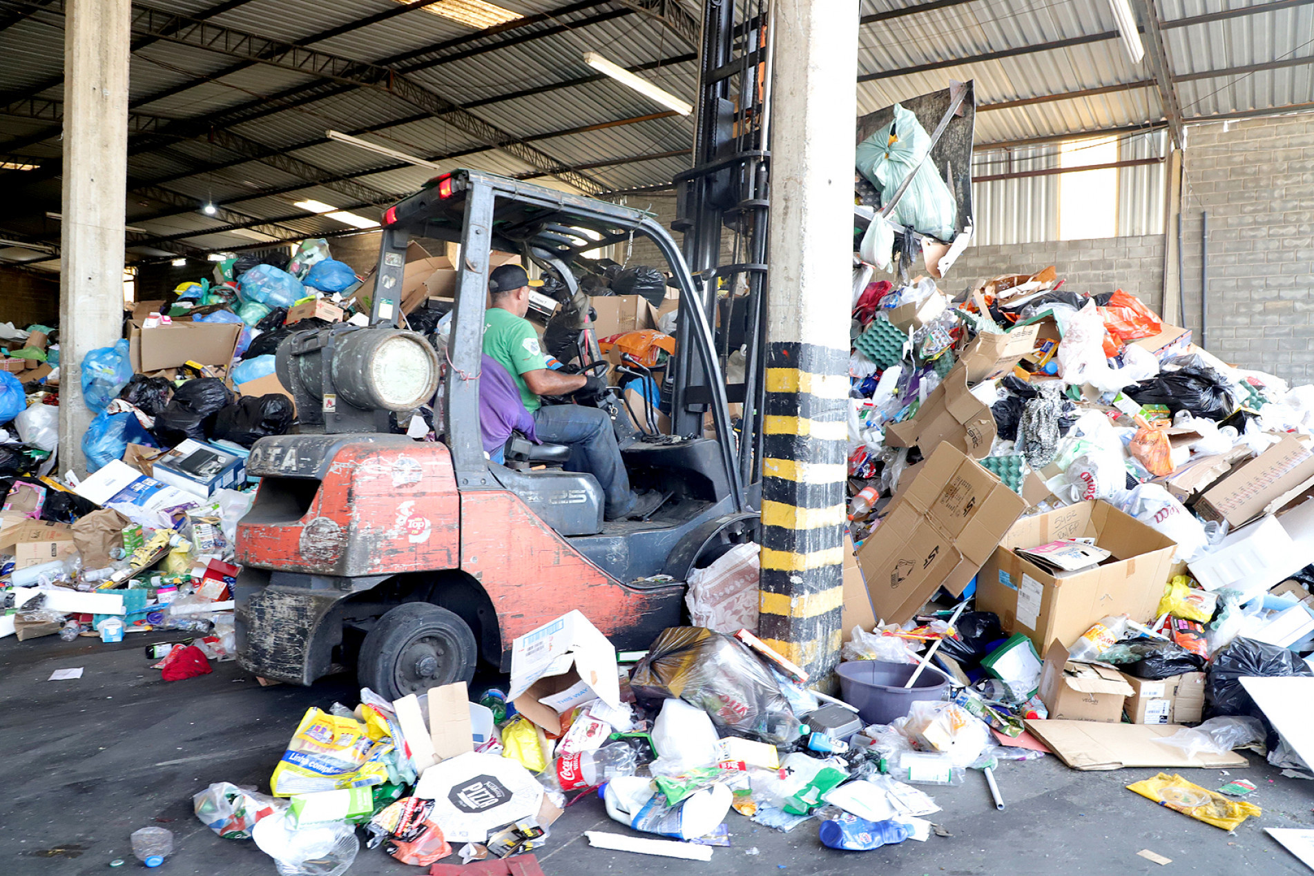 Cerca de 300 toneladas de resíduos são recicladas por mês no município, uma pequena quantidade em um total de 19 mil 