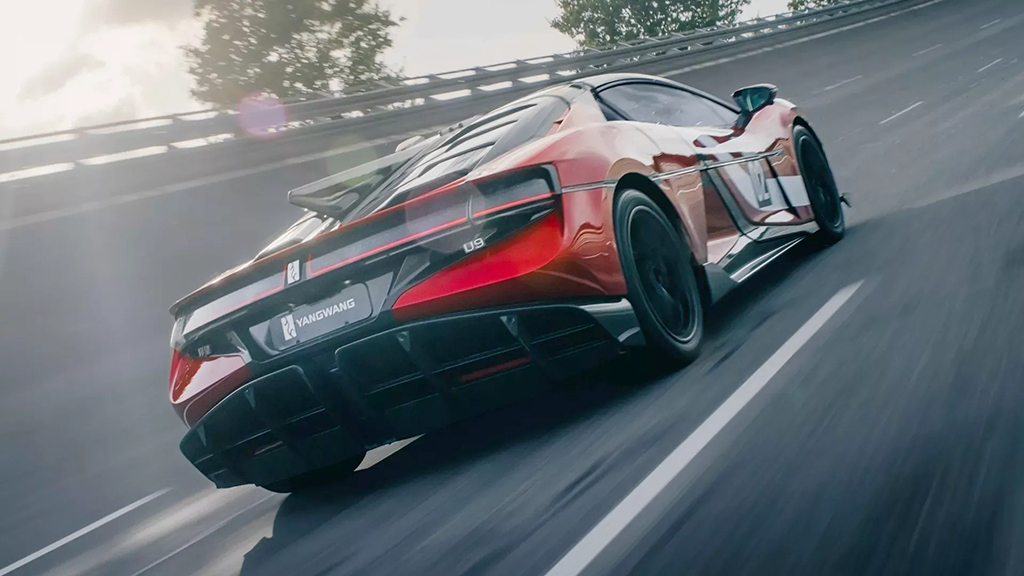 É possível recarregar o conjunto de baterias Blade (feitas pela BYD), de 80 kWh de capacidade, de 30% a 80% em cerca de 10 minutos
