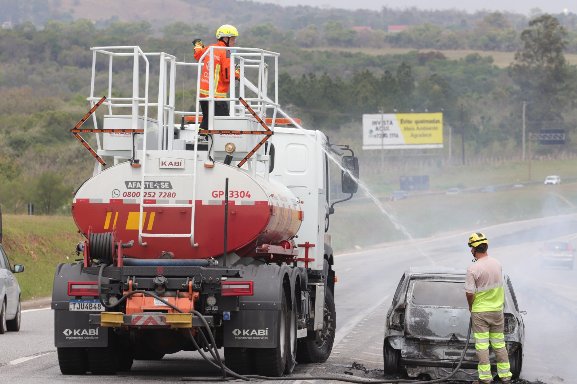 Carro pega fogo na Castelinho, altura do quil&ocirc;metro 13