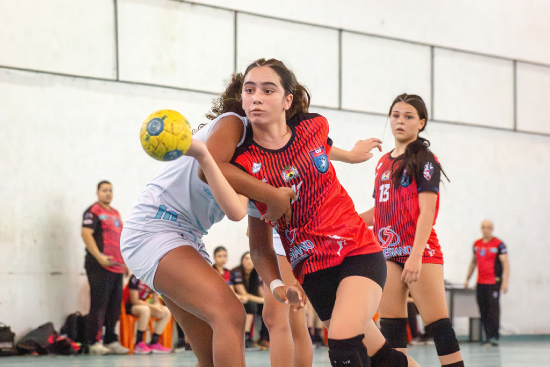 Meninas em ação contra o Rio Claro: meta agora é conquistar o terceiro lugar
