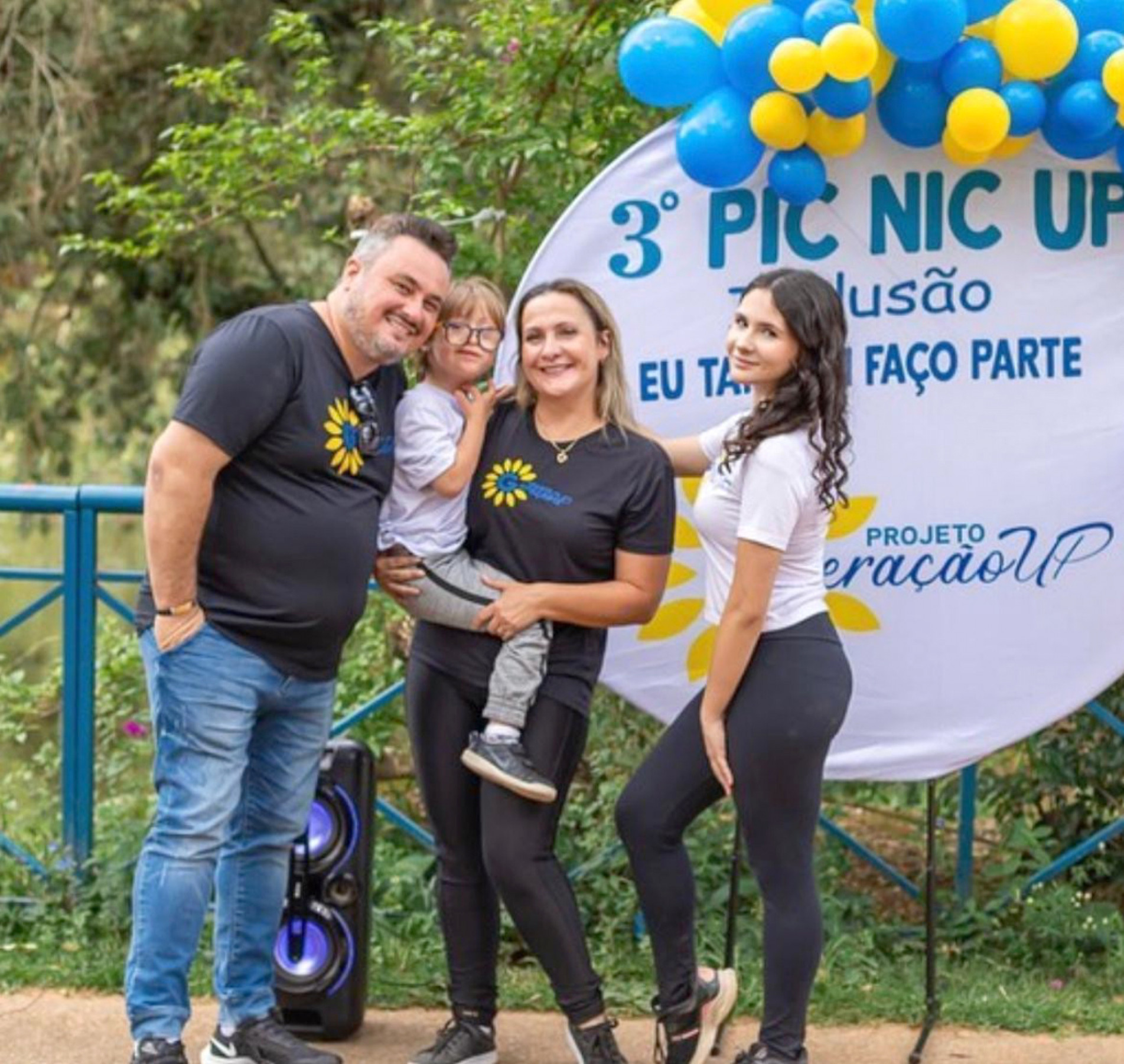 Lucas Hessel no colo da mãe Lidiane e com o pai Elielson e a irmã Nicoly 
