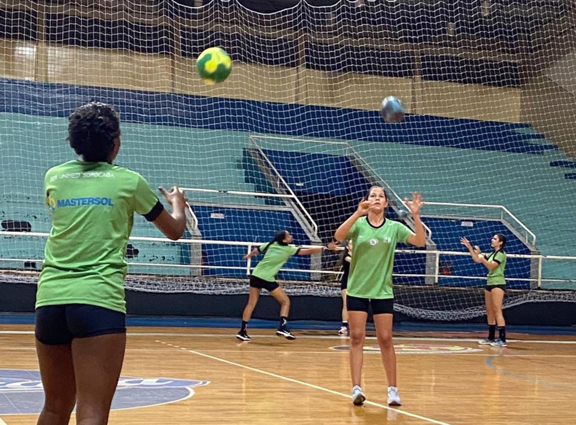 Meninas treinam para o compromisso desta noite diante de Mairinque