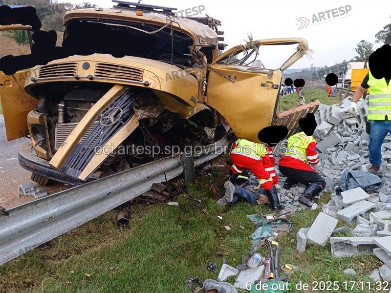  O caminhão seguia pela segunda faixa, sentido oeste, quando foi fechado por um carro