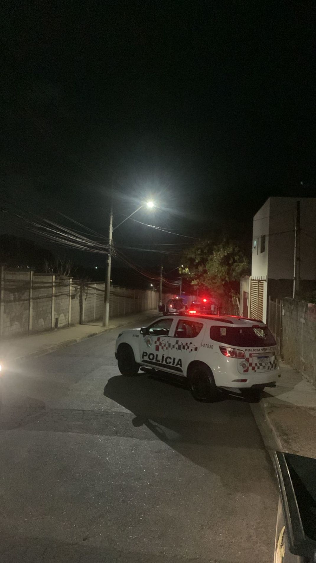 Os moradores da região ouviram os disparos e muitos passavam pelo local no momento da ocorrência