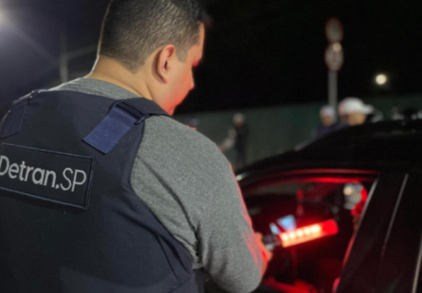 Os motoristas flagrados nessa situação, além de receberem a multa de R$ 2.934,70 e responderem ao processo de suspensão da CNH