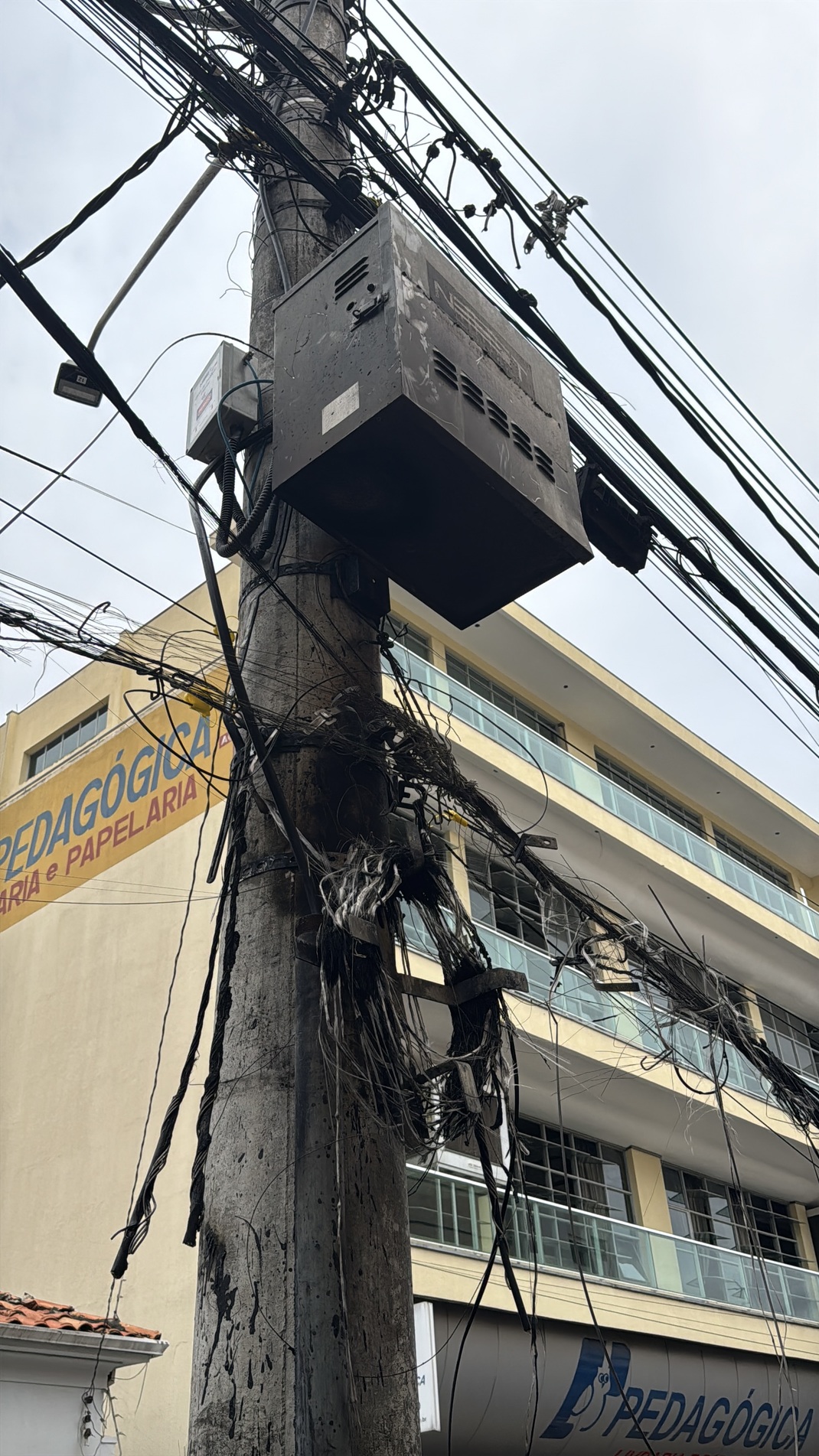 A região ficou um curto período sem energia, no entanto, a empresas de telecomunicação levaram um tempo maior para restabelecer a rede de internet