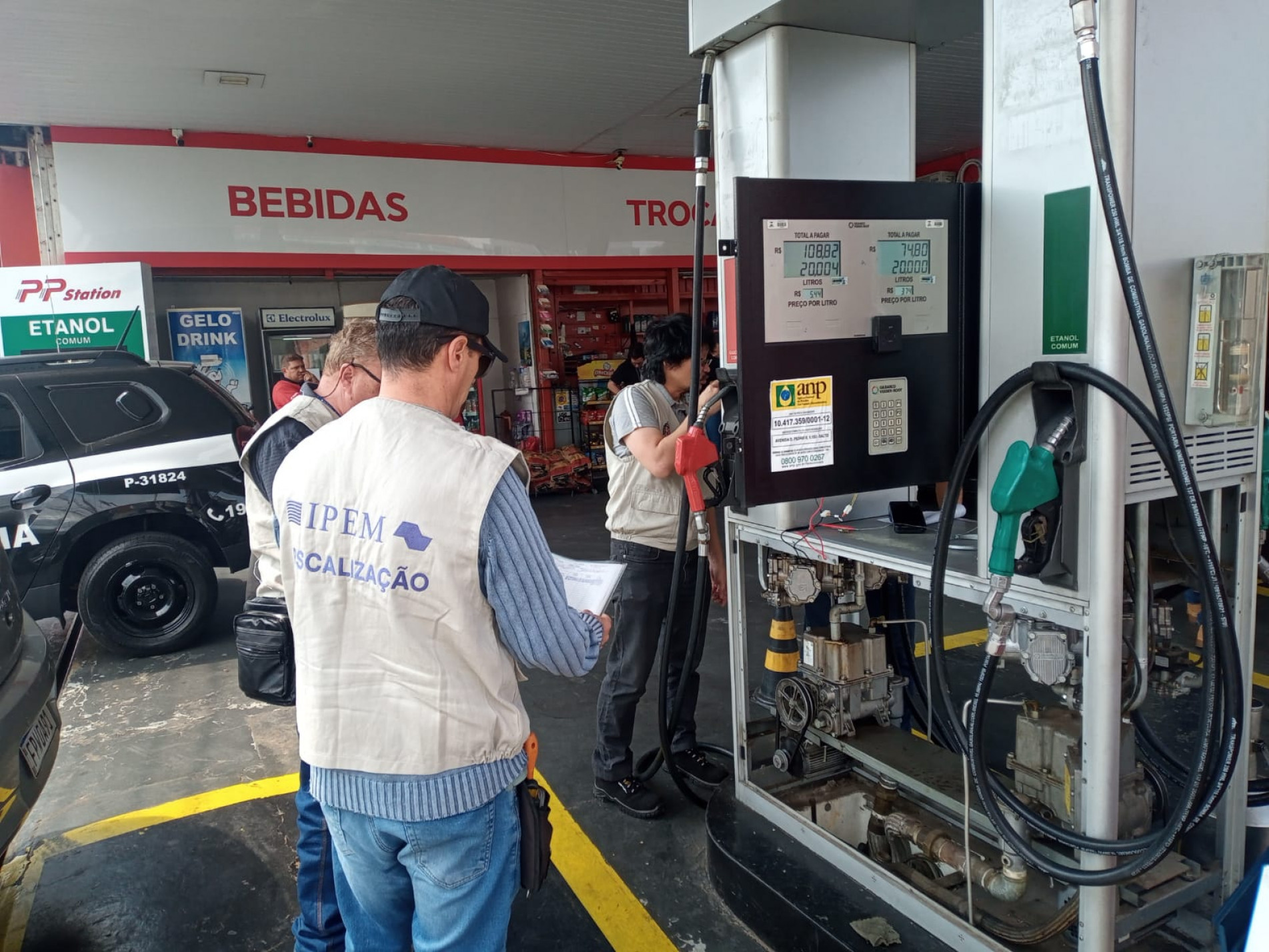 De acordo com a ANP, foi constatado que o combustível comercializado no local apresentava teor de etanol anidro de 35%, superior ao limite permitido pela legislação, que é de 30%