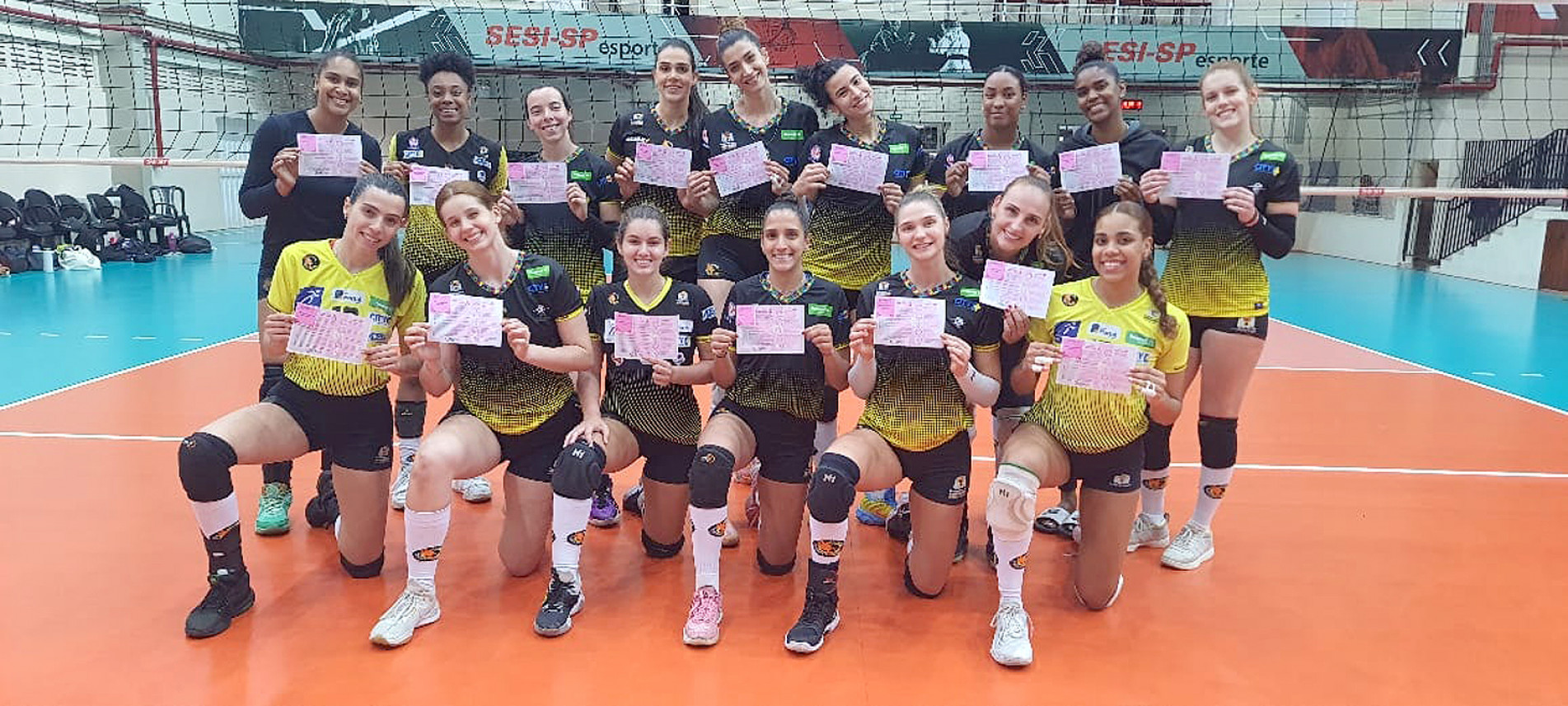 Meninas participam de sessão de fotos que serão usadas nas redes sociais do clube como parte do apoio à campanha