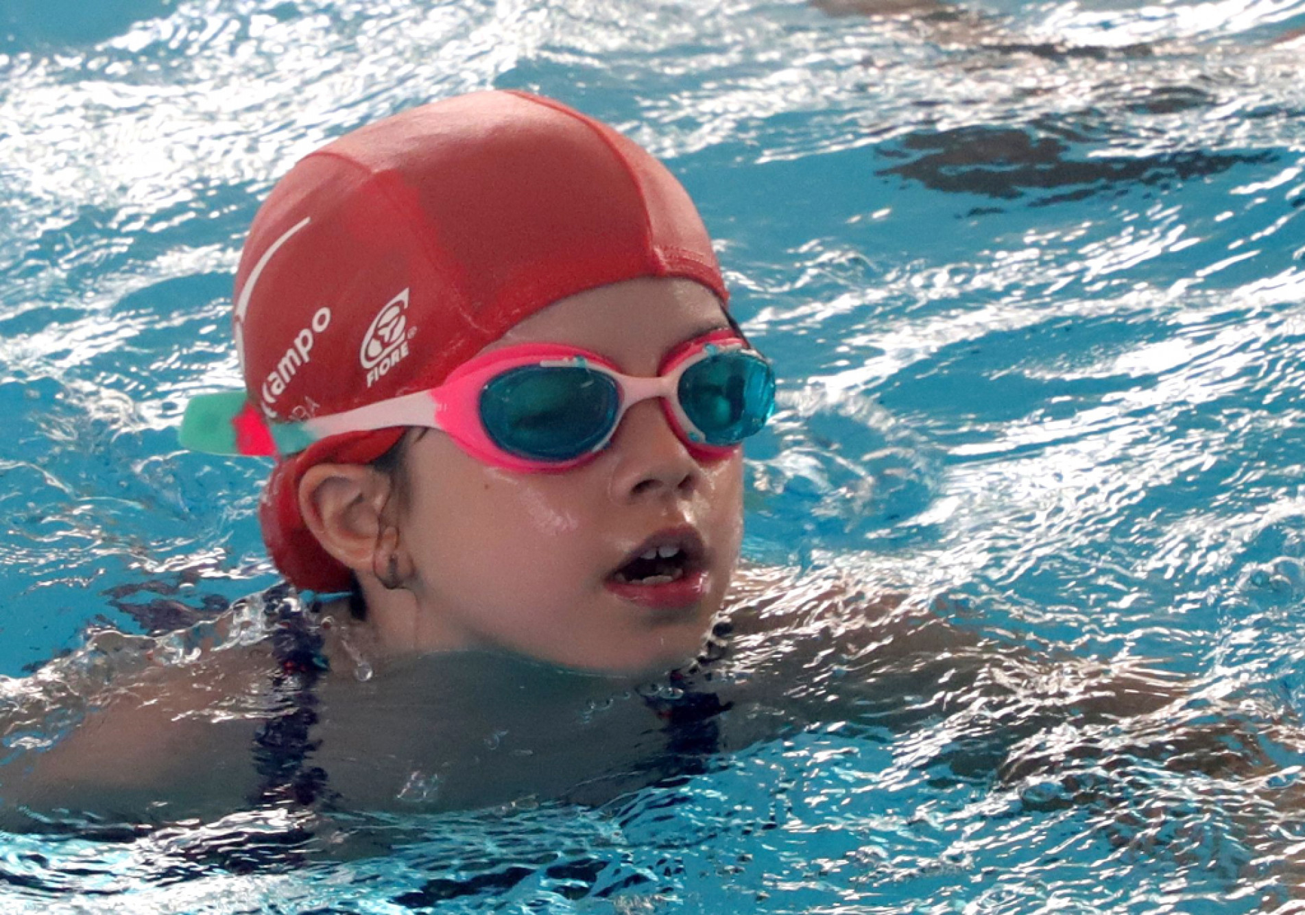 Sophie Magarotti superou o medo da água e hoje nada até na piscina grande
