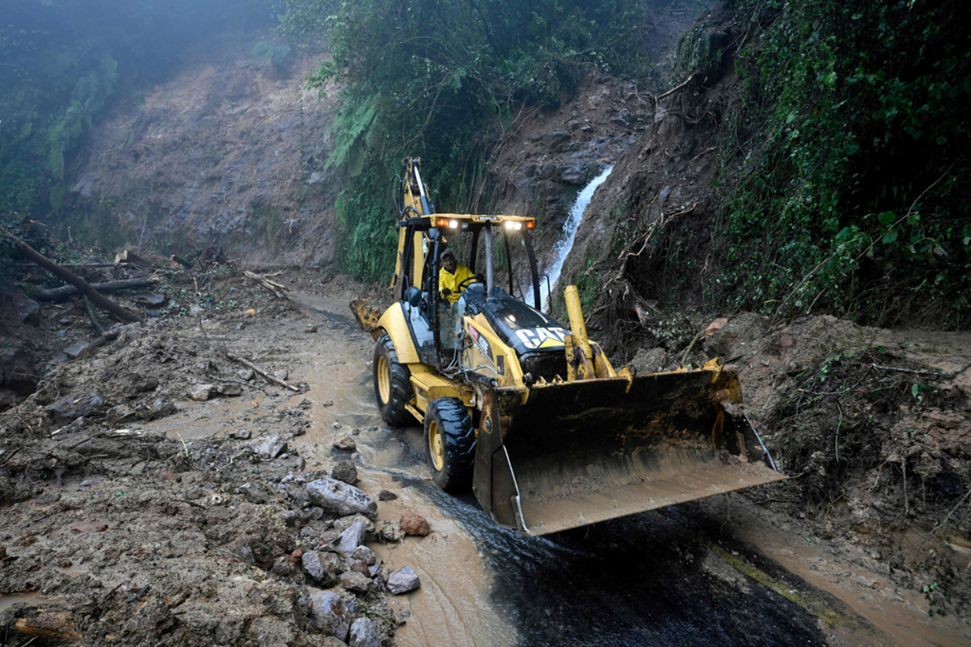 Desmoronamento de encostas destruiu estradas em Sierra Madre