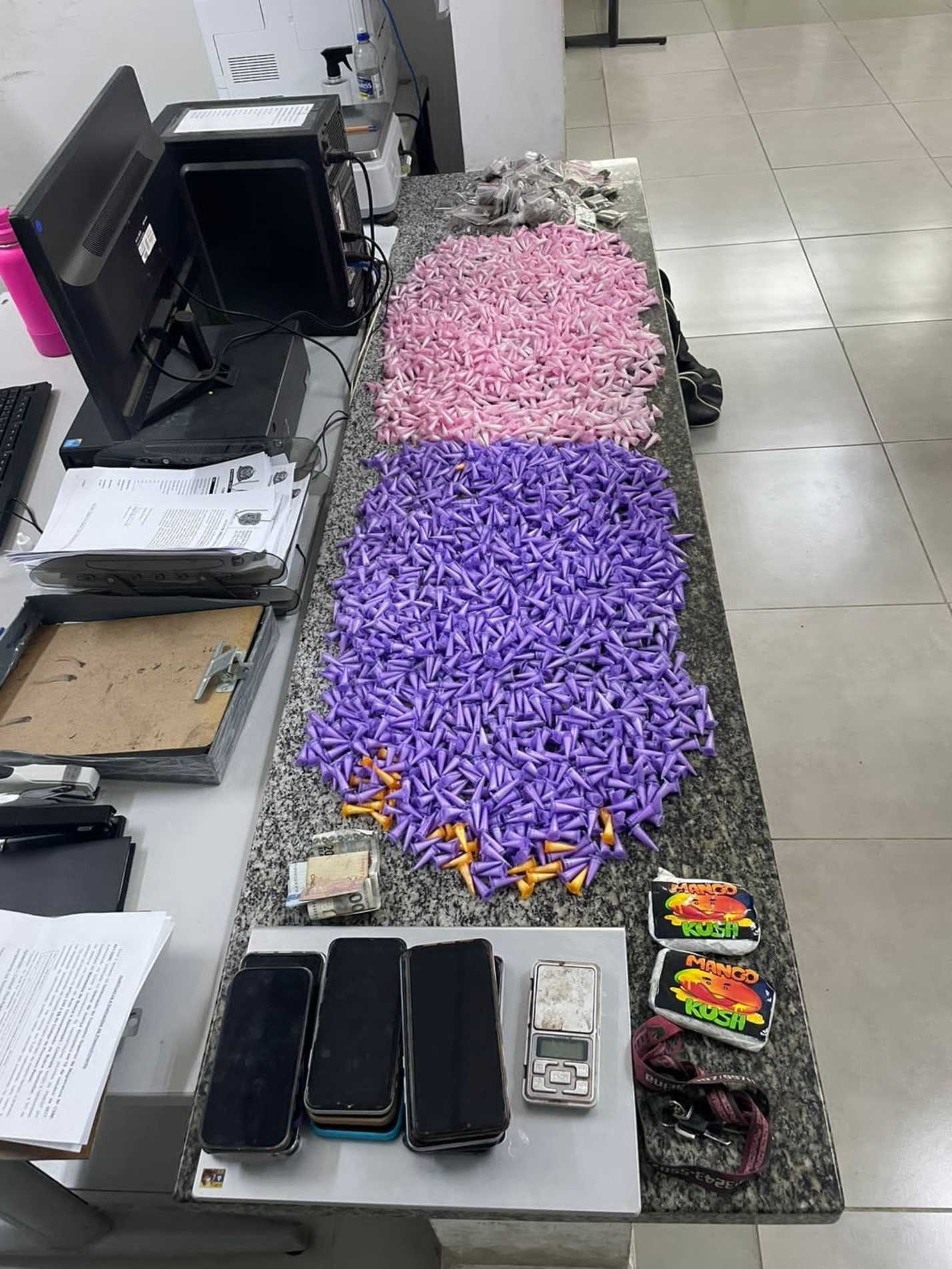 Foram apreendidos 3 kg de cocaína, 700 g de maconha, 200 g de dry, além de celulares, um computador e uma moto