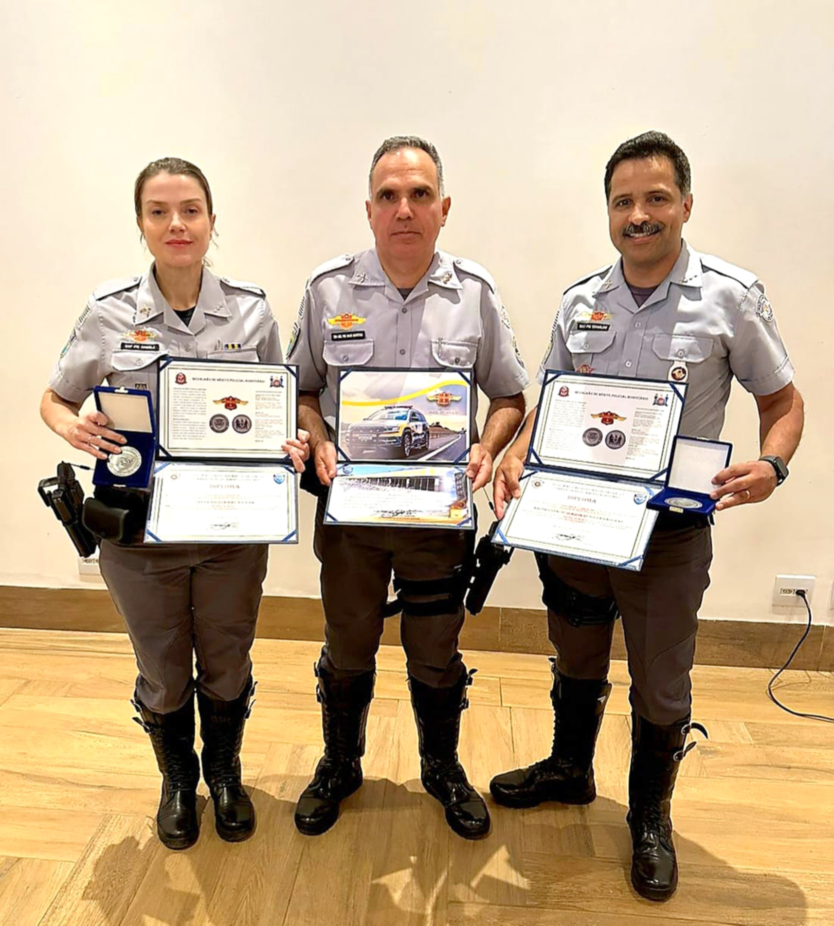 Ao centro da foto, o comandante, tenente-coronel Júlio Martins Júnior, ladeado pela capitão Ângela e pelo major Edinaldo, do Time de Qualidade do 5ºBPRv