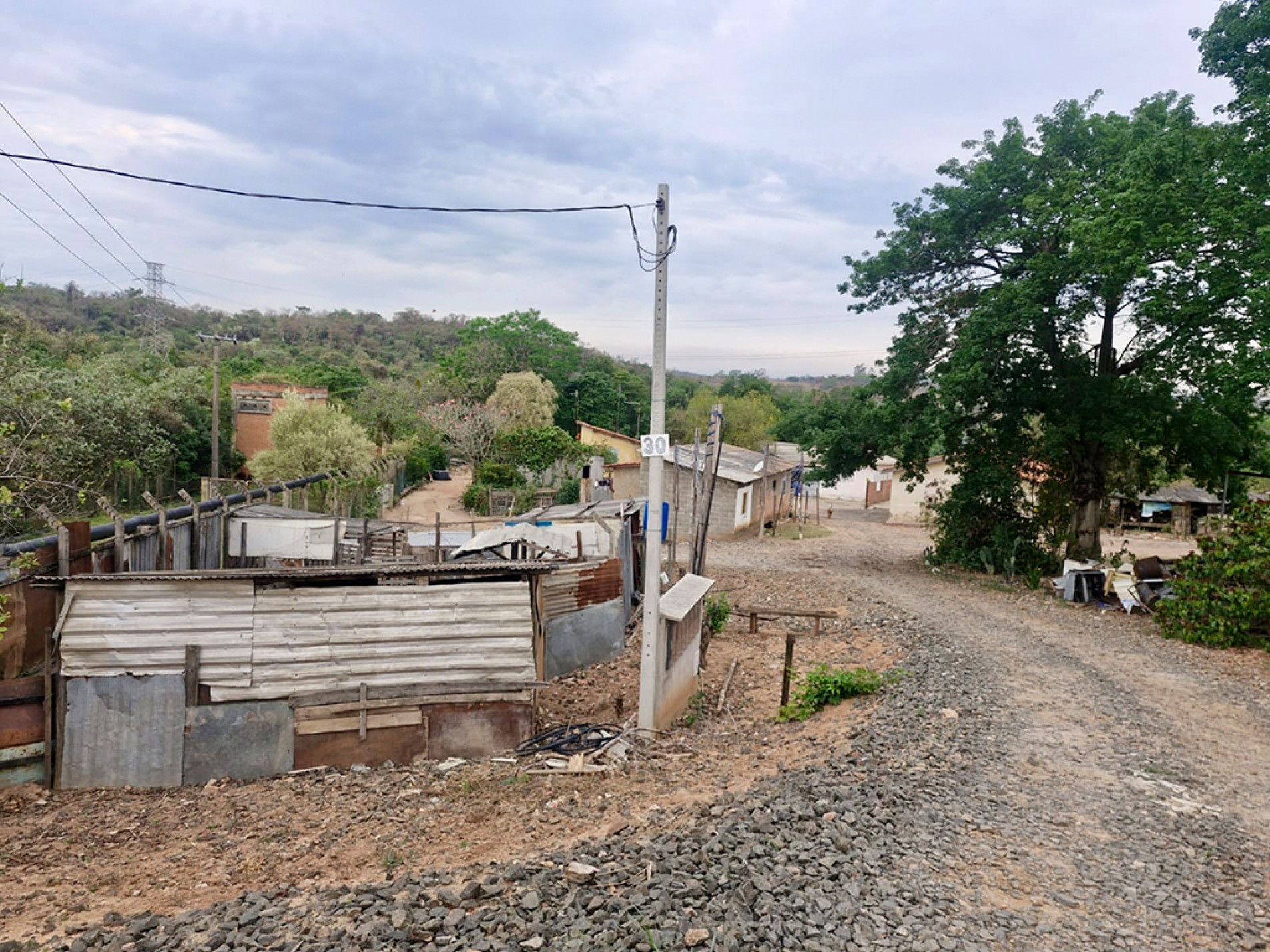 Região ocupada, próxima ao bairro Porto Góes, fica sob um pontilhão por onde passam trens da concessionária Rumo
