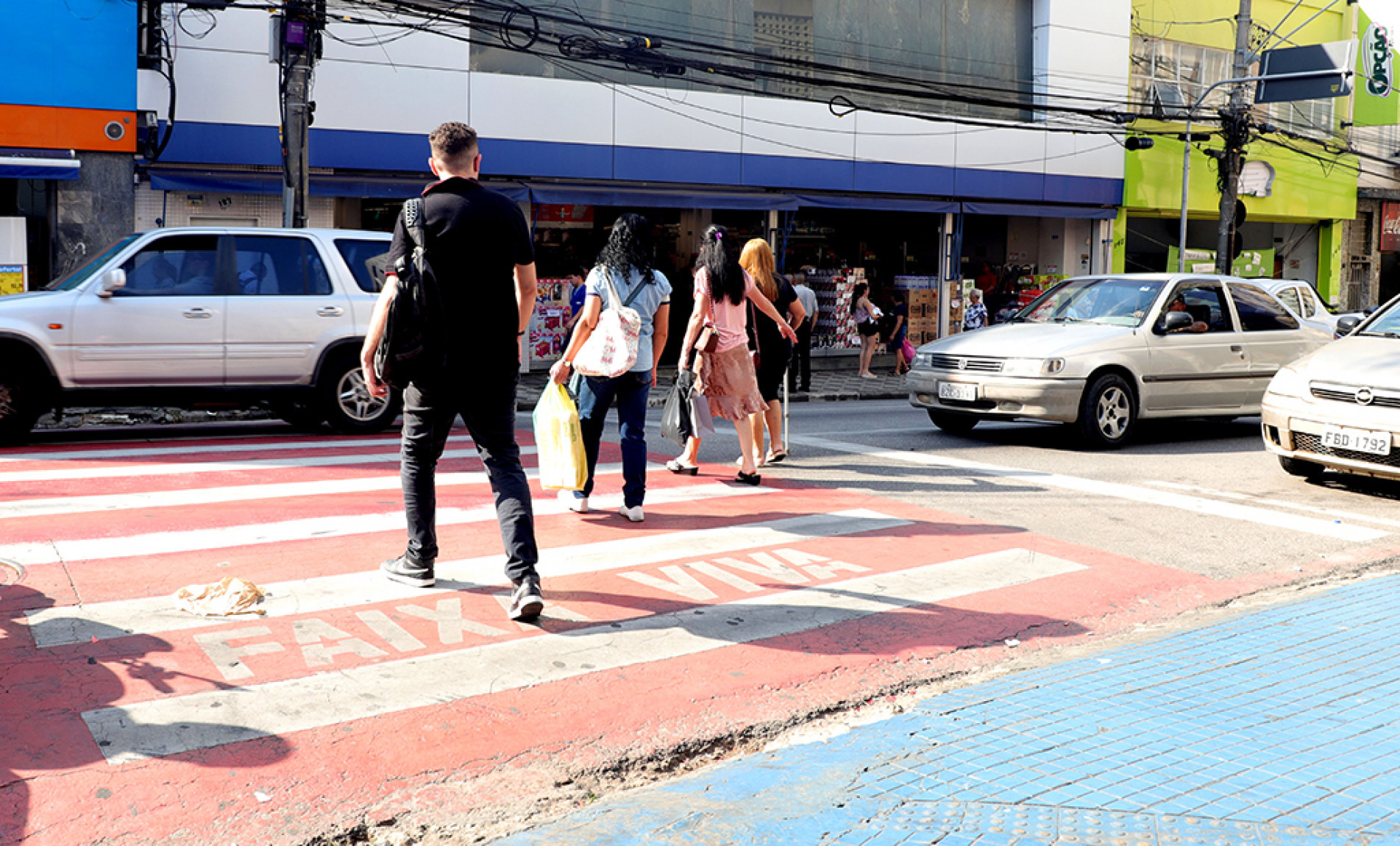 Manter atenção ao atravessar ou dirigir é essencial para evitar acidentes e garantir a segurança de todos nas ruas
