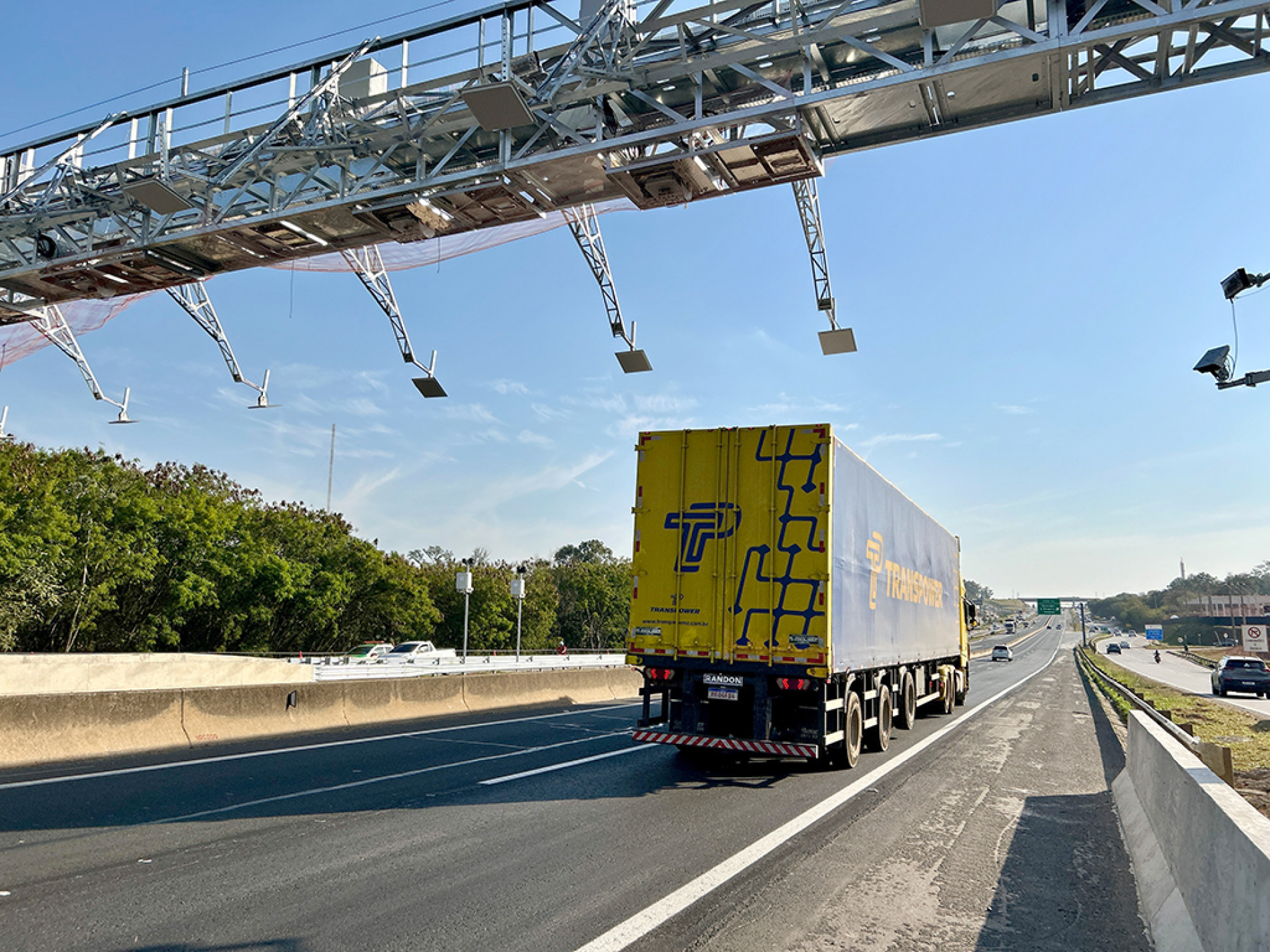 Na Raposo, dos oito pórticos instalados ao longo da estrada, apenas três funcionam como pedágios
