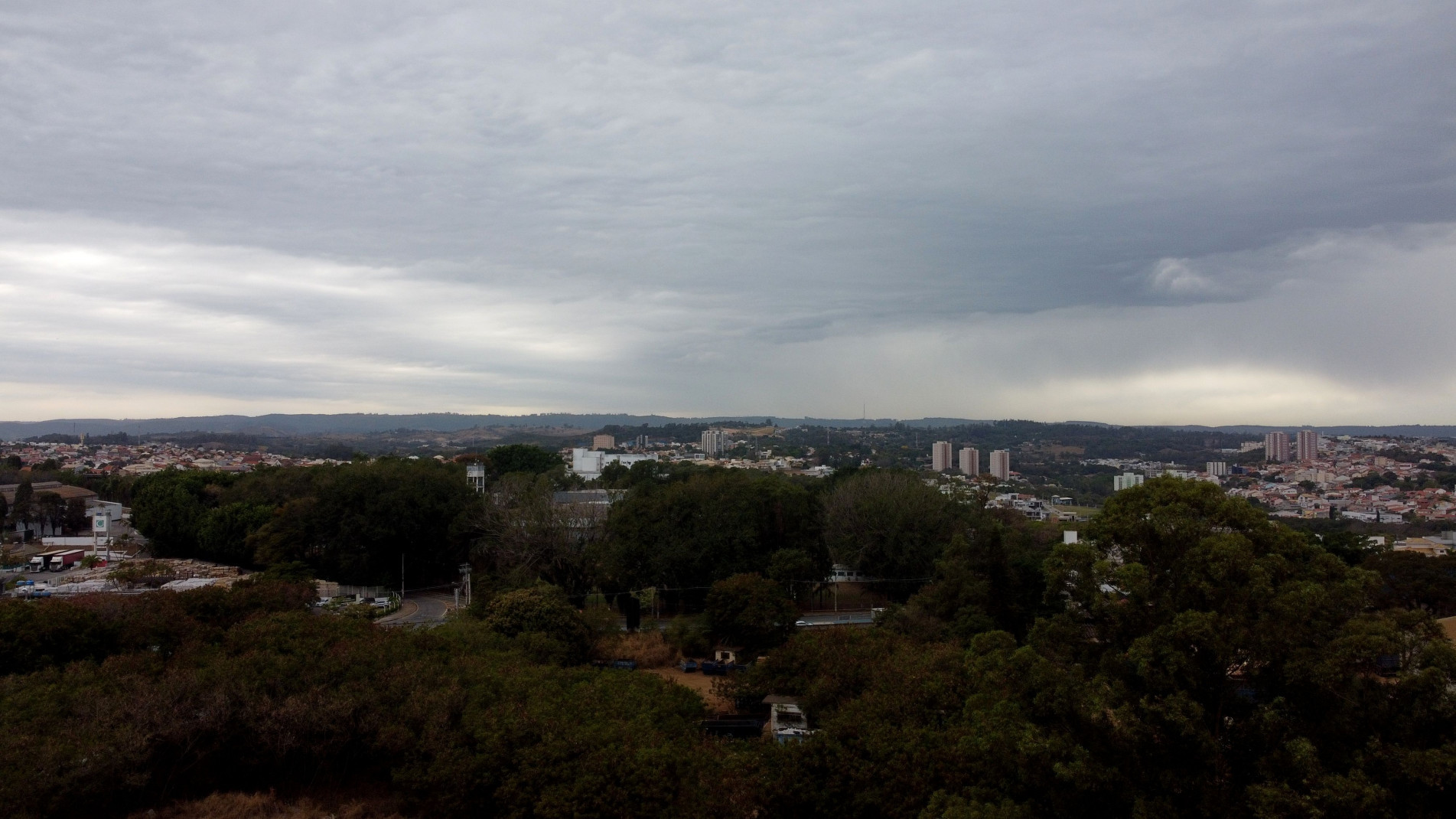 O instituto alerta para que a população acompanhe as atualizações da previsão do tempo e adote medidas preventivas durante o período de validade do aviso