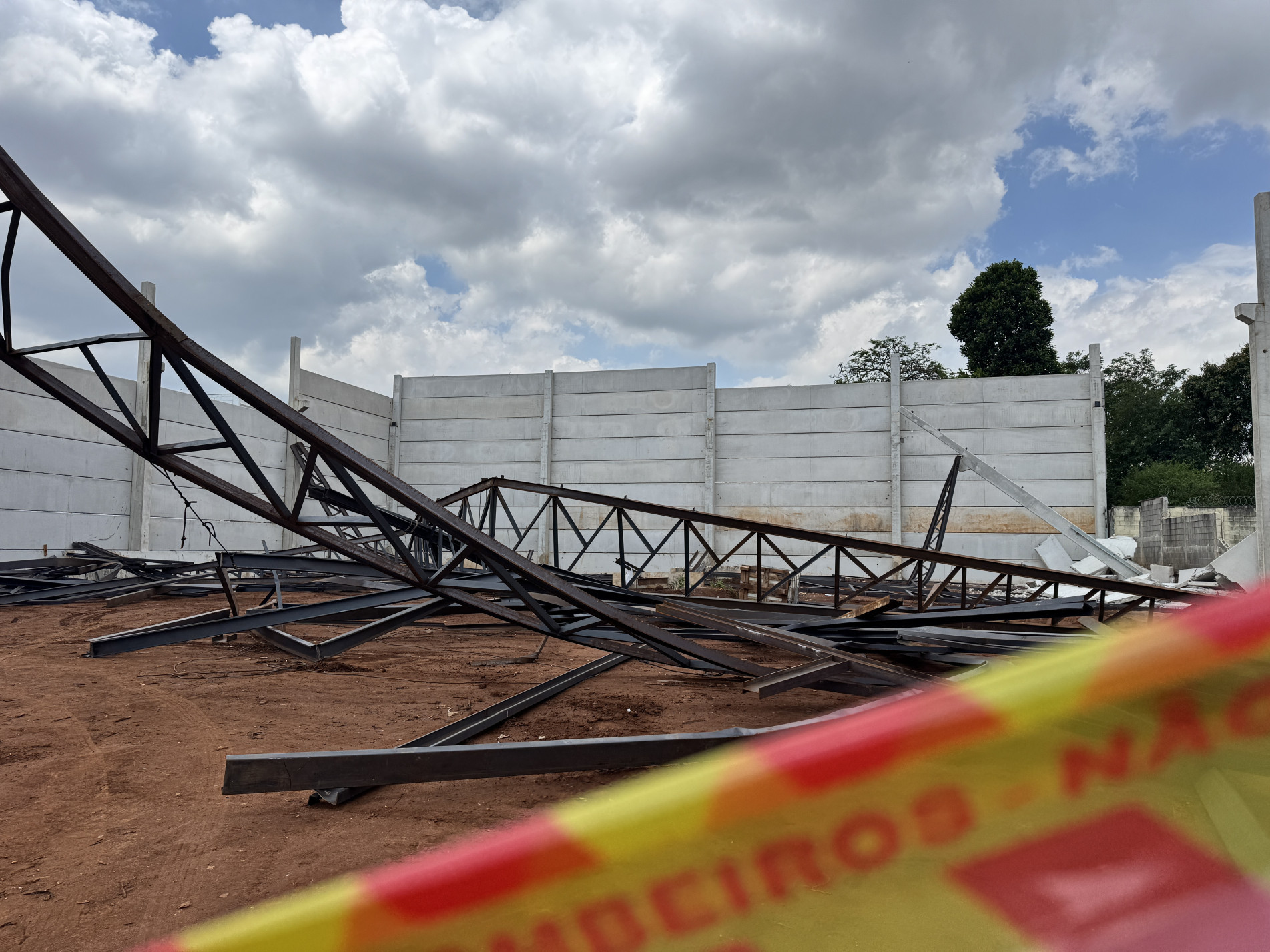 Durante a montagem do galpão, parte da estrutura que estava sendo erguida desabou