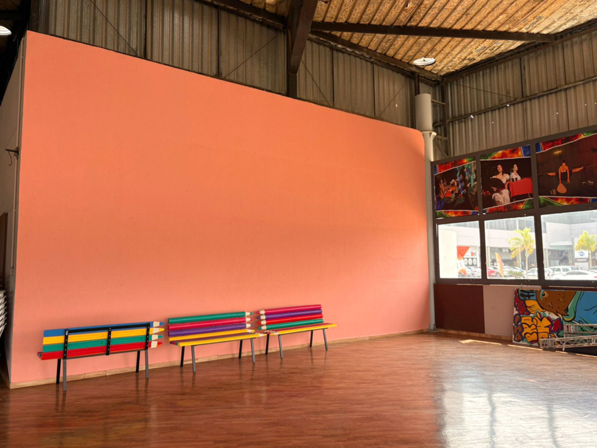 Obra tinha cerca de seis metros de  largura e foi coberta por uma pintura 