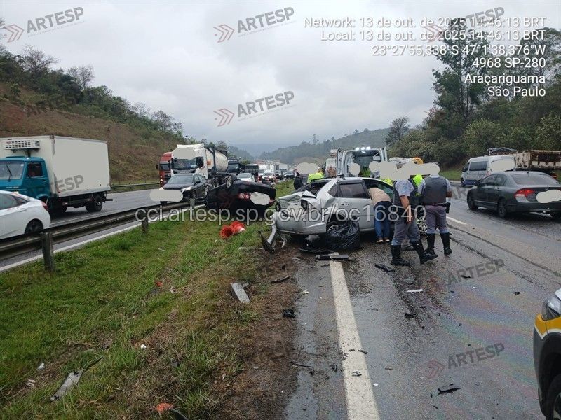 Os veículos envolvidos foram removidos por guincho e levados até a base da Polícia Rodoviária