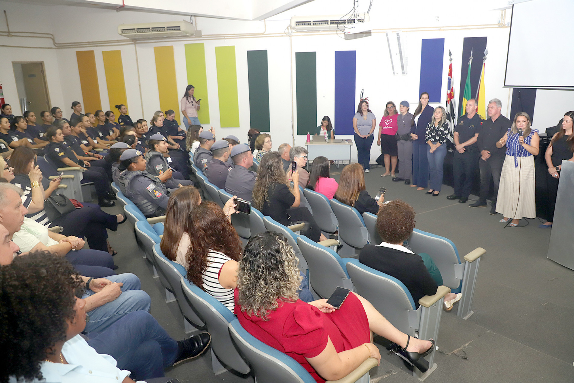 Lançamento reuniu autoridades e pessoas 
envolvidas na rede de proteção às mulheres
