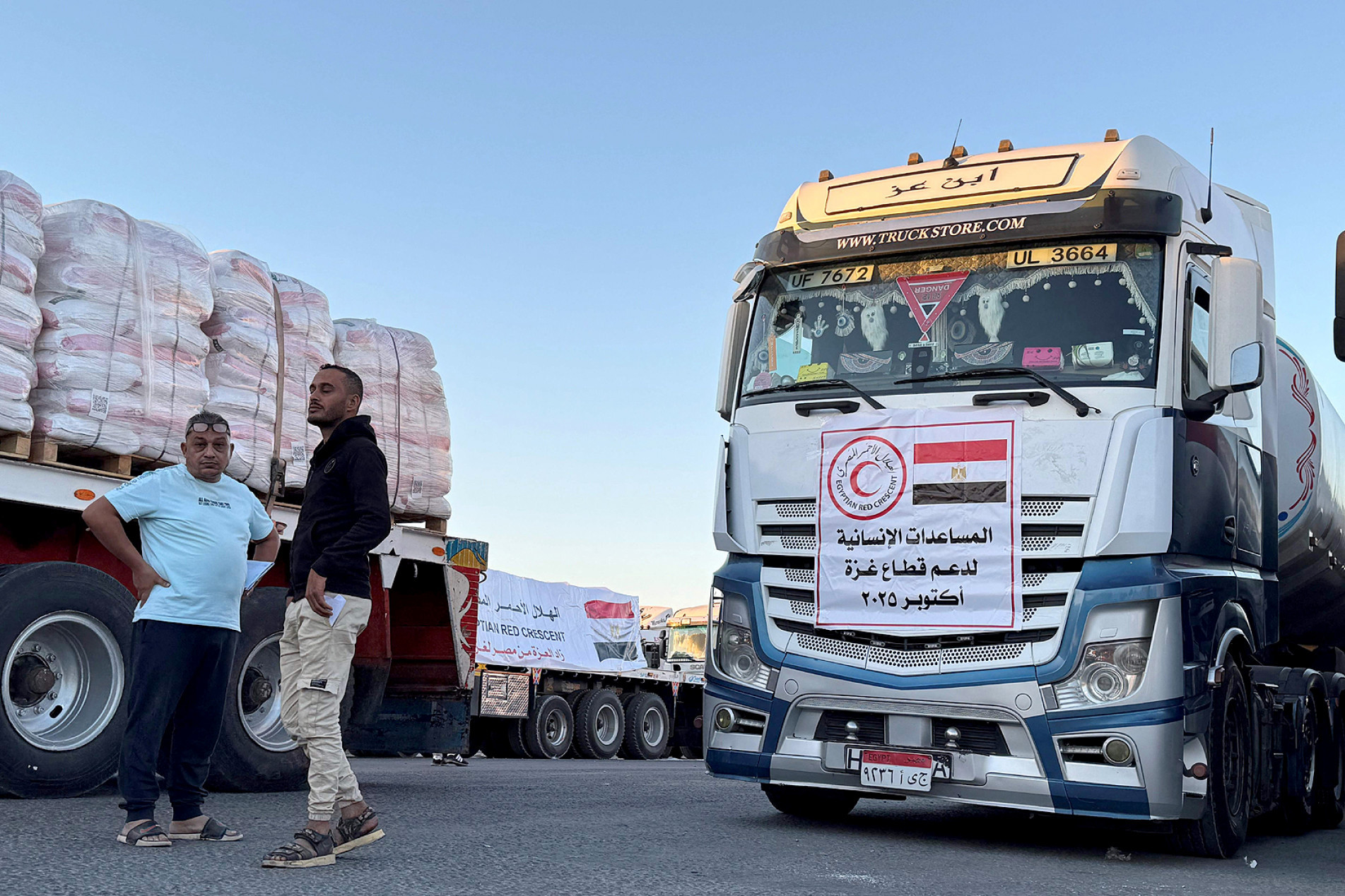 Caminhões com alimentos entram na Faixa de Gaza pelo Egito
