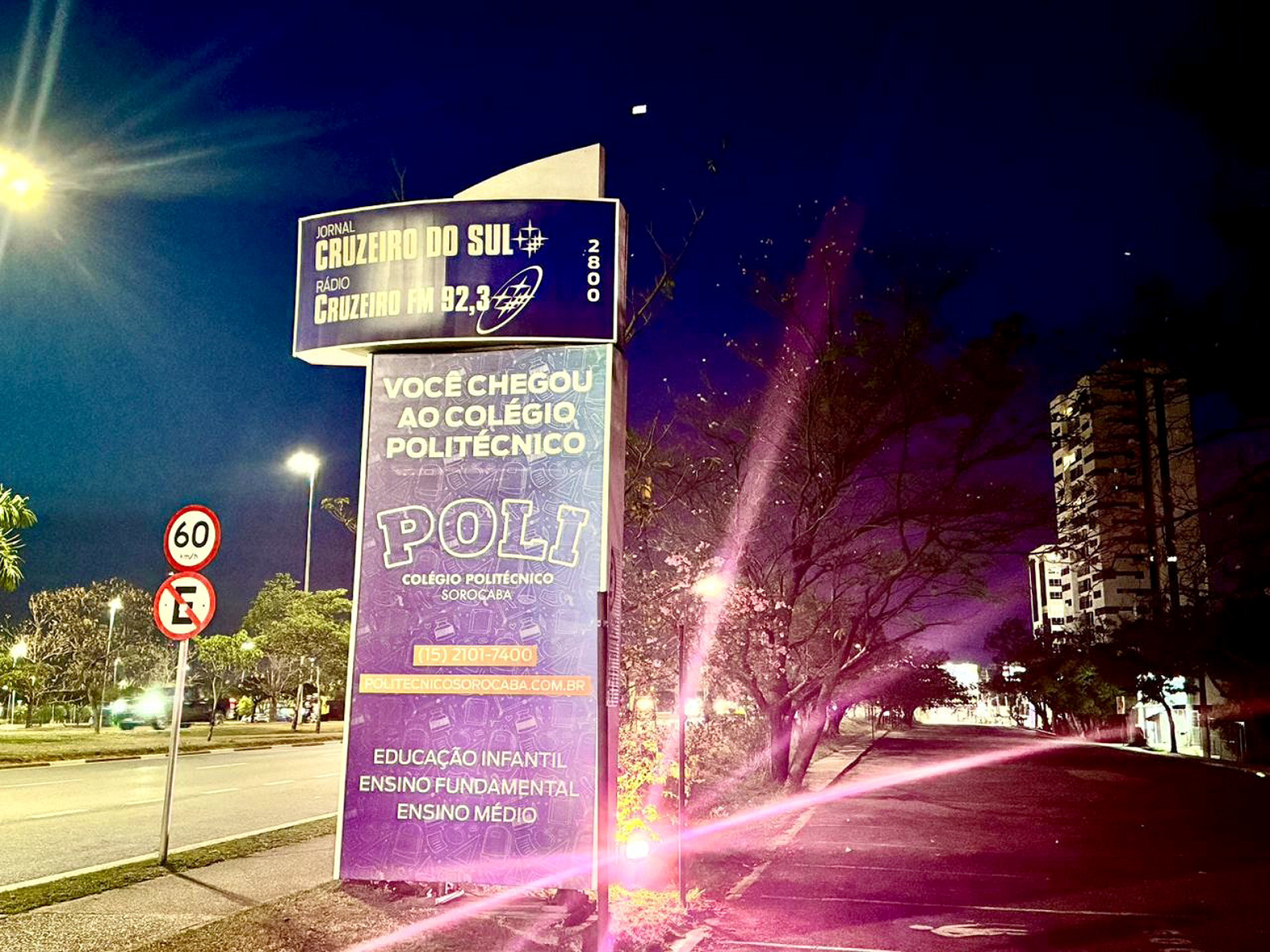 Fachada do jornal Cruzeiro do Sul iluminada de rosa reforça o apoio à prevenção do câncer de mama 
