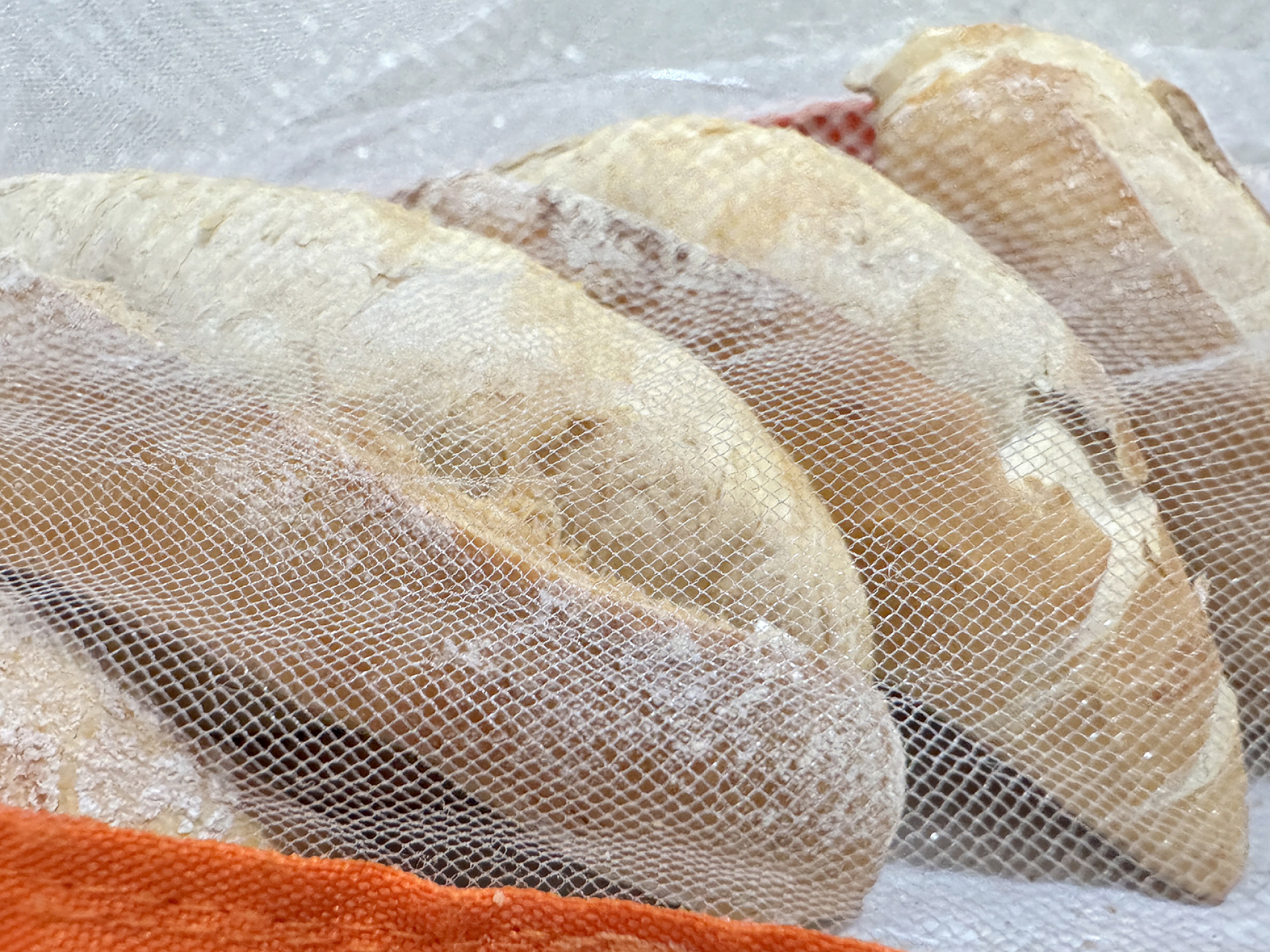 O pão francês na chapa com manteiga e requeijão pode custar 
R$ 7,00 em uma padaria e 
R$ 15,30 em outra
