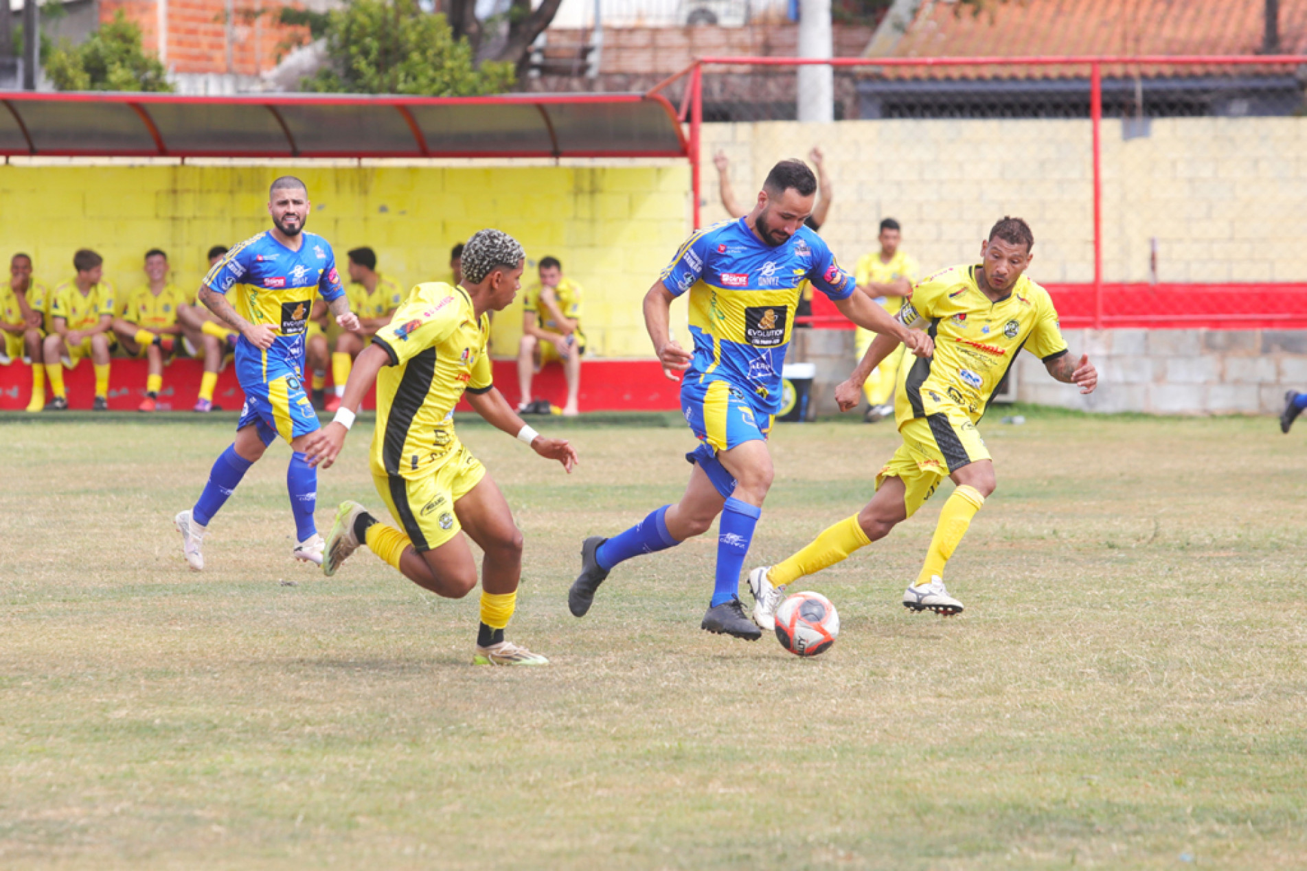 Democratas (uniforme azul) joga às 8h30 no campo do Jair; no mesmo local, às 10h30, entra em campo o União Zona Norte