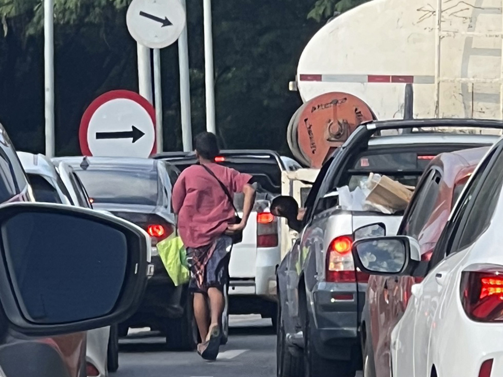 São dois os tipos de trabalho infantil registrados na cidade: os ‘visíveis’, como a venda de doces feita por adolescentes nos semáforos, e os ‘invisíveis’, que ocorrem dentro de residências e estabelecimentos comerciais, muitas vezes em condições insalubres.
