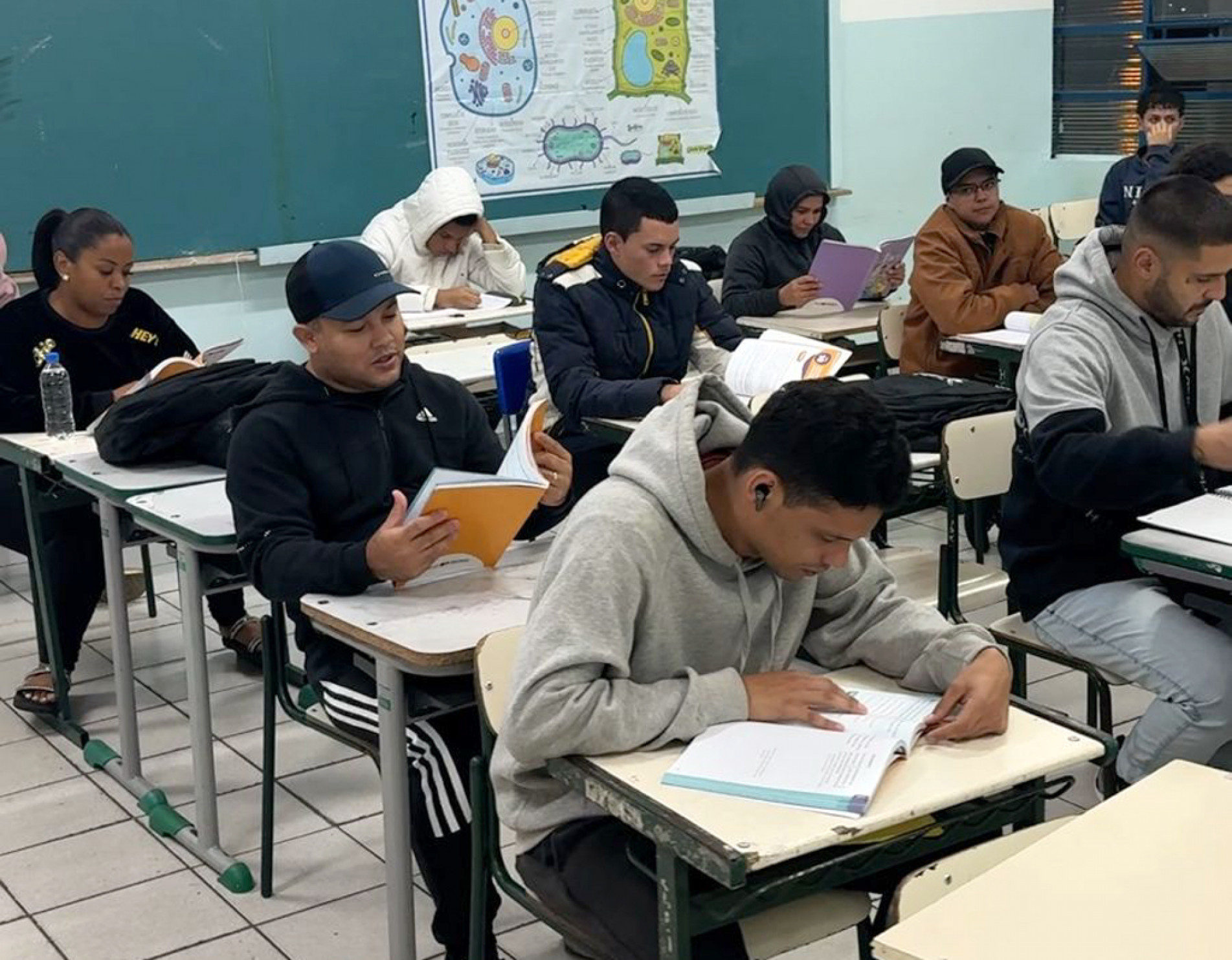 Educação de Jovens e Adultos (EJA) é a modalidade presencial oferecida por escolas públicas, voltada a quem não concluiu o ensino fundamental ou médio na idade regular
